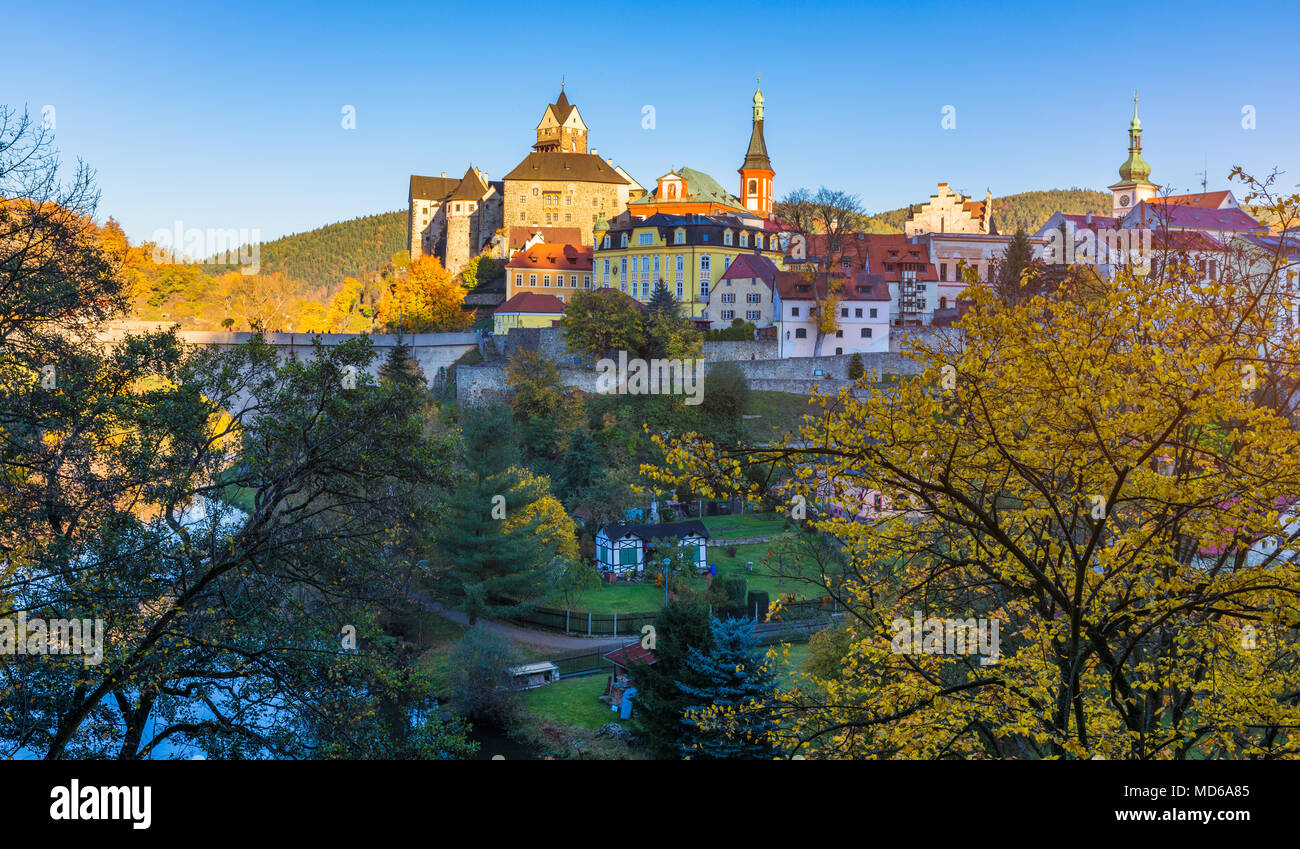 Colorata città Loket in autunno su Eger fiume nel distretto di Sokolov nella regione di Karlovy Vary della Repubblica ceca Foto Stock