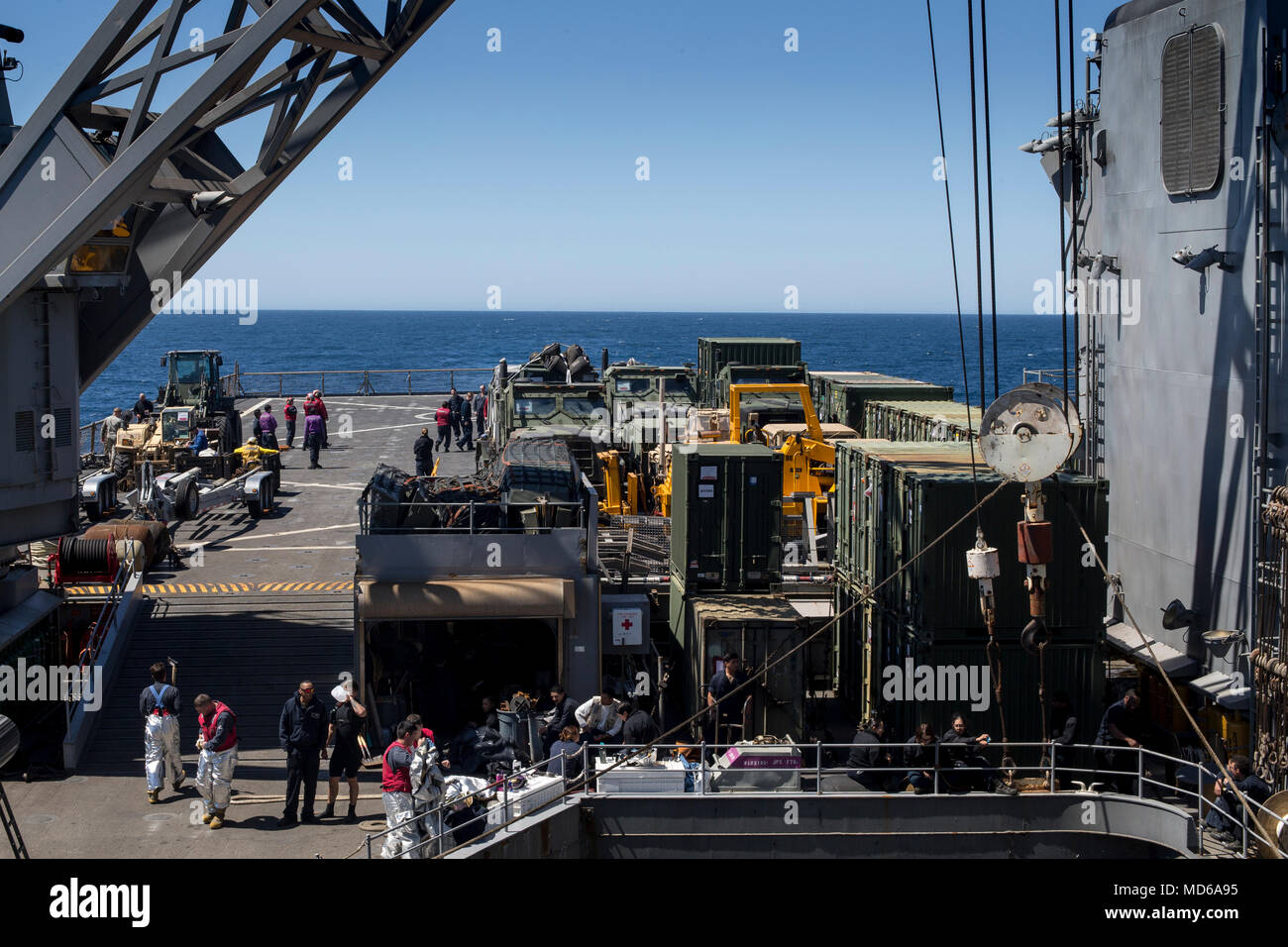 Stati Uniti I marinai della marina a bordo di Whidbey Island-class dock landing ship USS Rushmore (LSD-47) preparare il ponte di volo per operazioni di volo durante un squadrone anfibio e Marine Expeditionary Unit (MEU) integrazione (PMINT) esercizio in mare, 27 marzo 2018. PMINT è una evoluzione di formazione fra Essex anfibio gruppo pronto e il tredicesimo Meu, che consente i marinai e Marines di treno come un'unità coesiva in preparazione per la loro prossima distribuzione. (U.S. Marine Corps foto di Cpl. Danny Gonzalez) Foto Stock