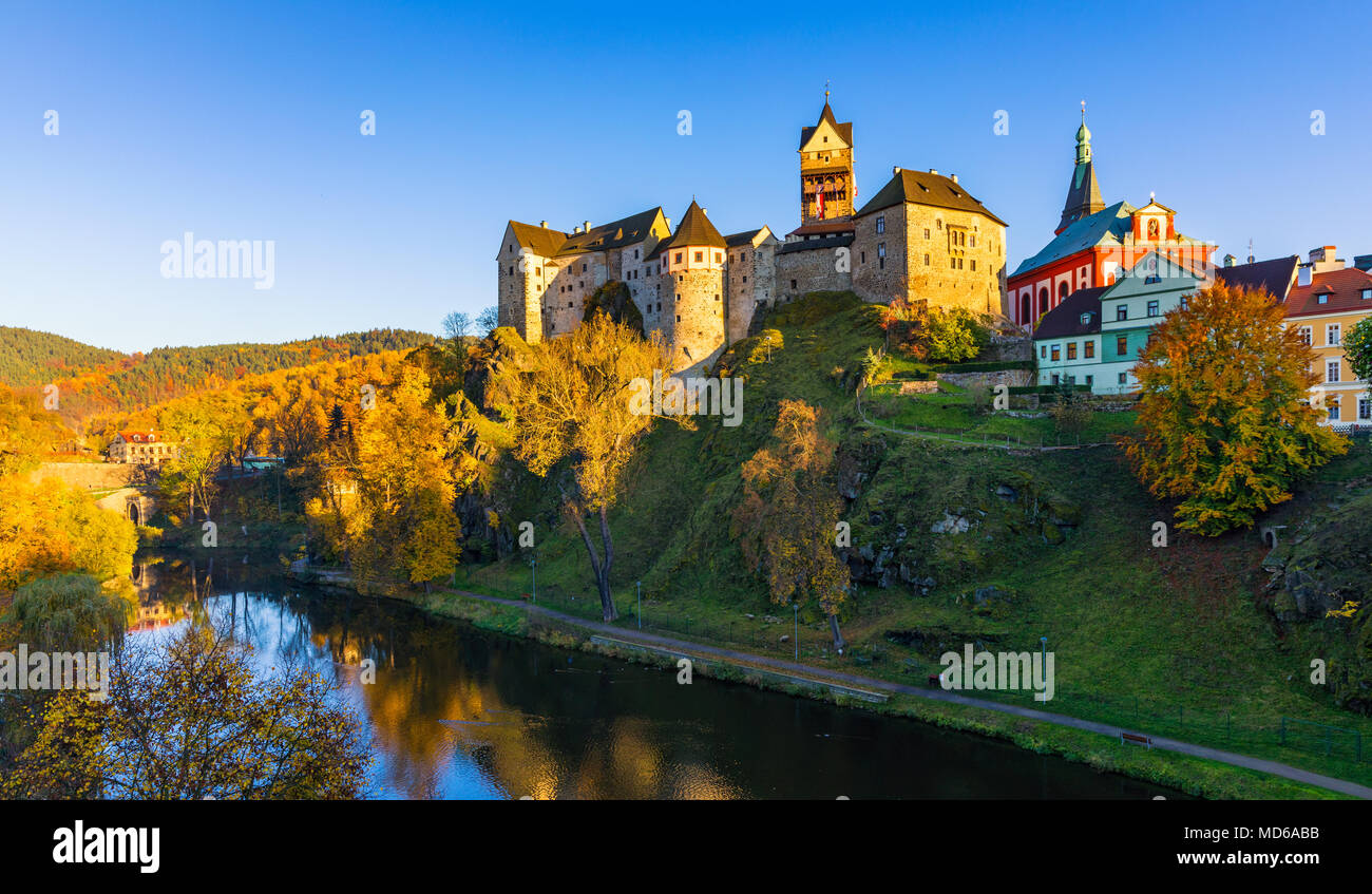 Colorata città Loket in autunno su Eger fiume nel distretto di Sokolov nella regione di Karlovy Vary della Repubblica ceca Foto Stock