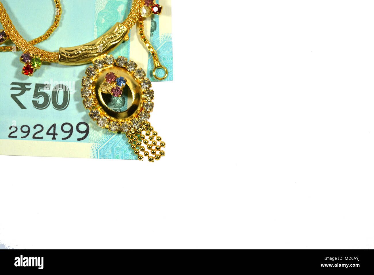 Nuovo indian 50 rupie con gioielli su sfondo isolato Foto Stock