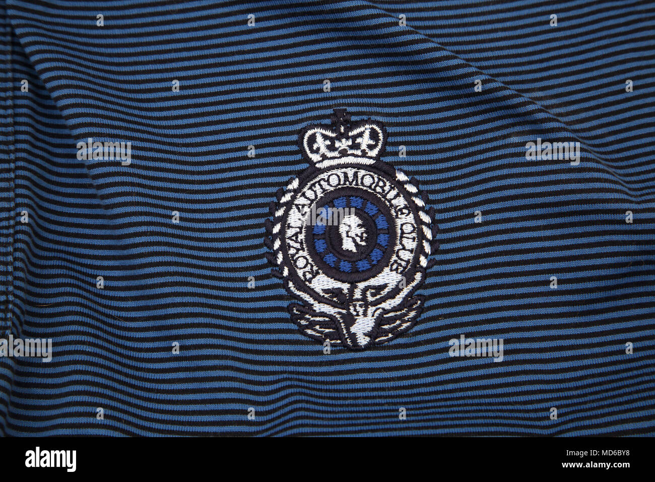 Striscia di colore blu Royal Automobile Club (RAC) Polo Shirt Foto Stock