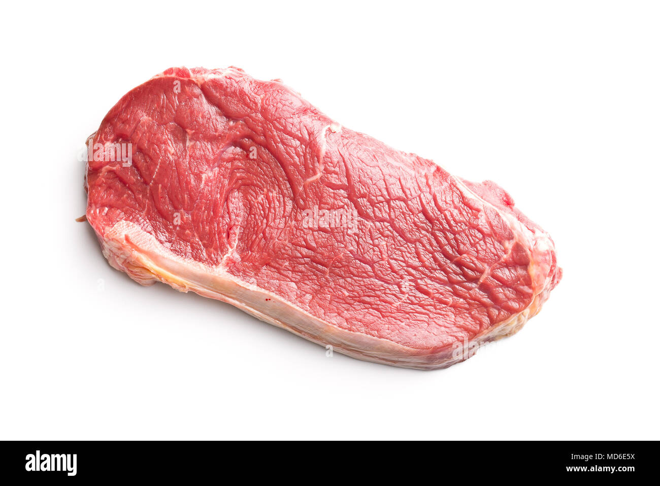 Crudo fresco di carne di manzo isolato su sfondo bianco. Foto Stock