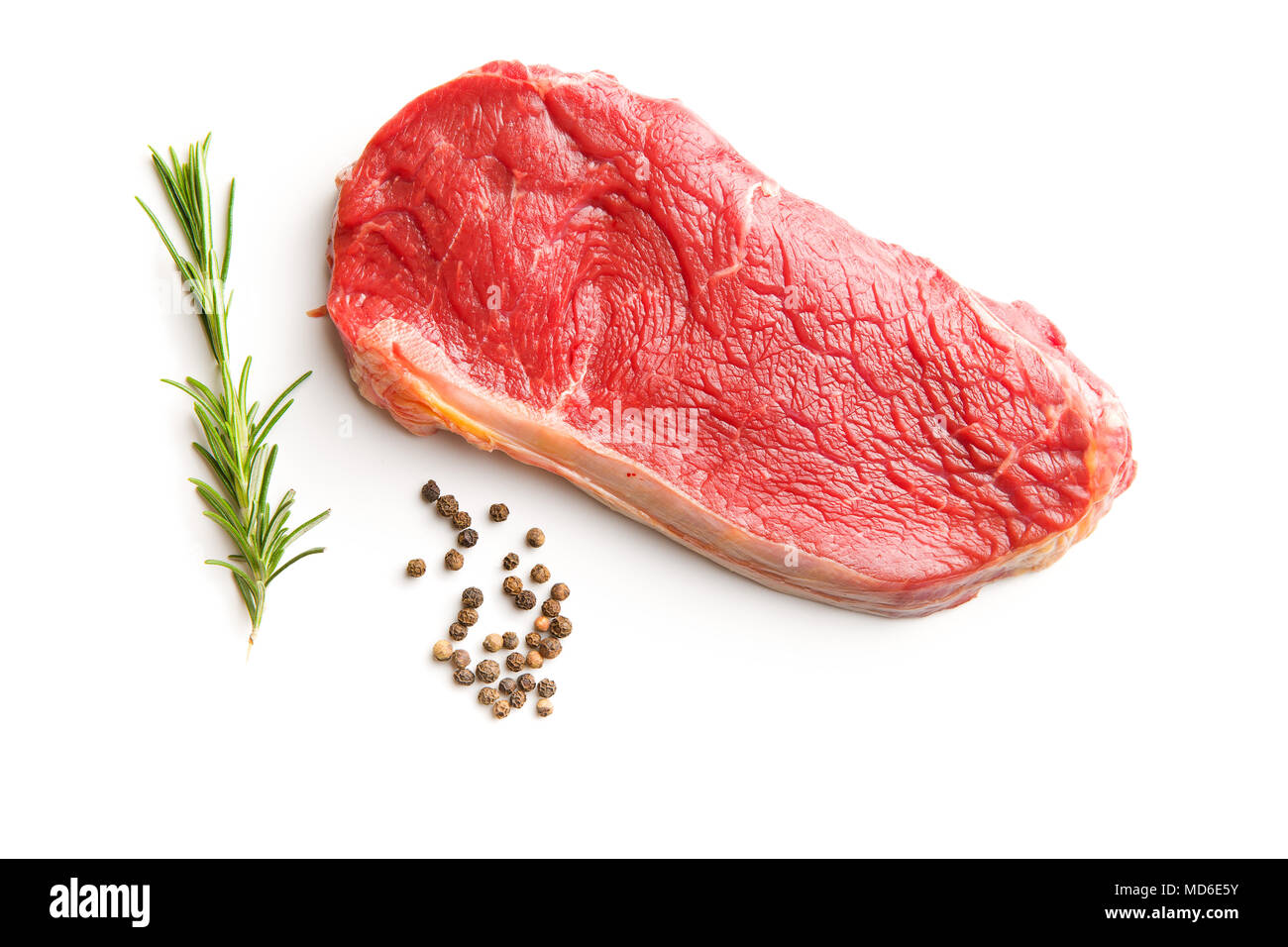 Crudo fresco di carne di manzo con pepe e rosmarino. Foto Stock