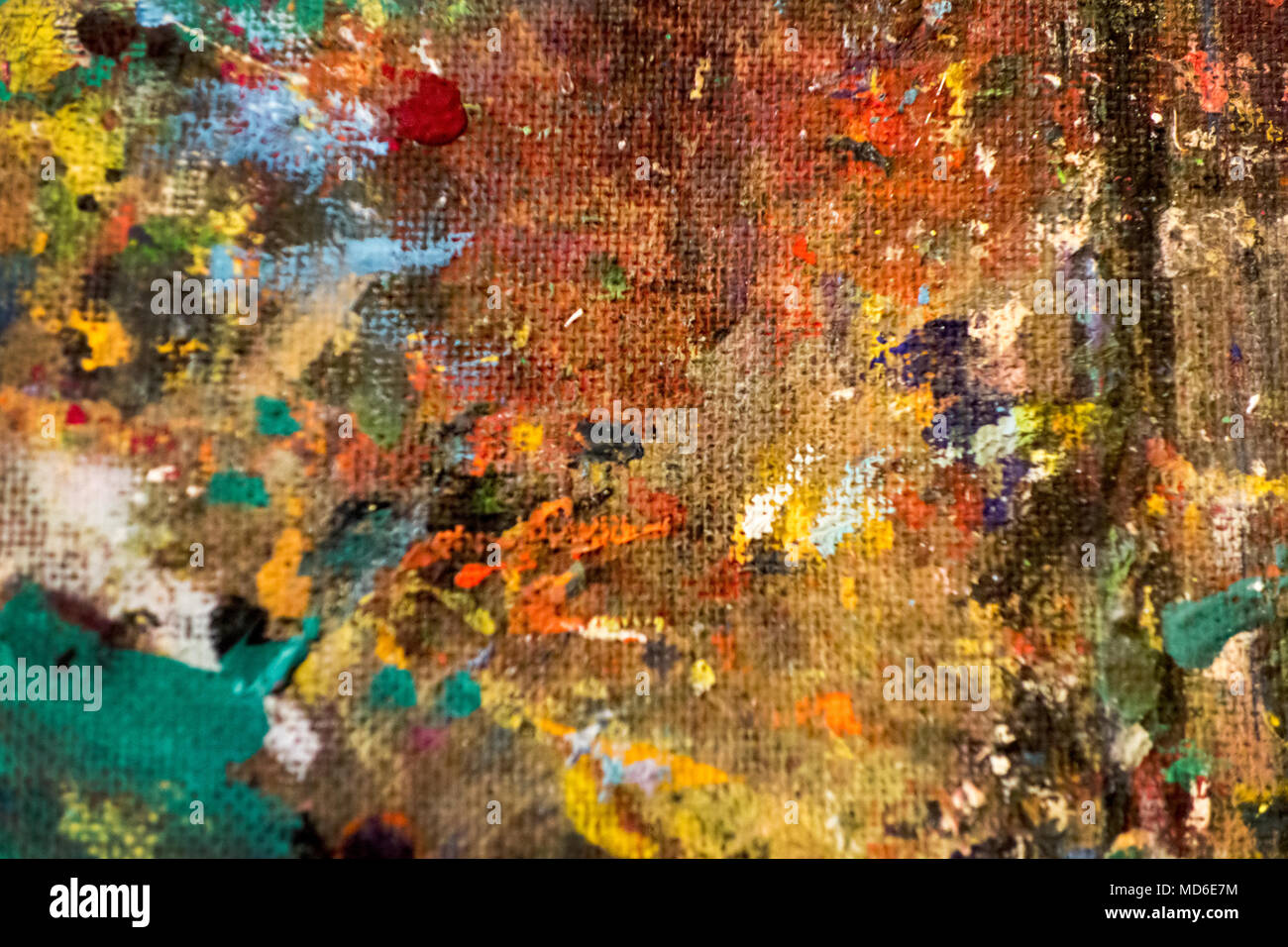 Artisti variopinti pittura ad olio la tavolozza e pennelli close up su  sfondo semplice Foto stock - Alamy