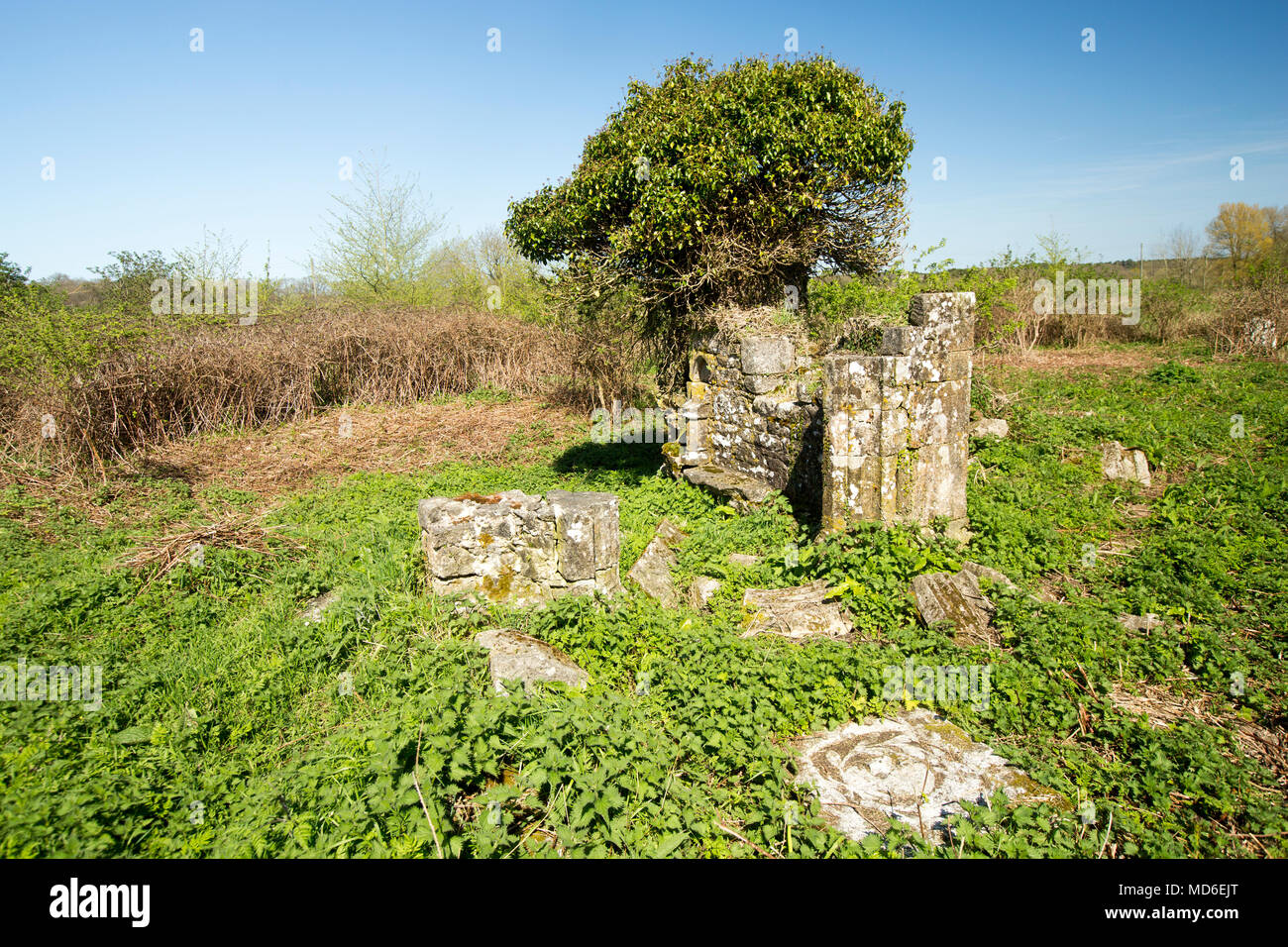 Rimane la chiesa di Santa Maria e il cimitero est Stoke Dorset England Regno Unito. Un segno presso il sito afferma che la maggior parte della chiesa risale al XV sec. Foto Stock