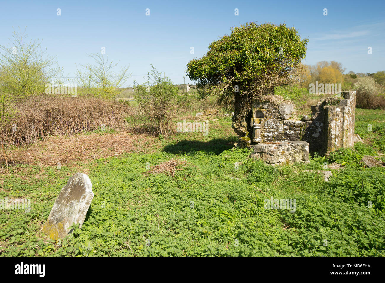 Rimane la chiesa di Santa Maria e il cimitero est Stoke Dorset England Regno Unito. Un segno presso il sito afferma che la maggior parte della chiesa risale al XV sec. Foto Stock