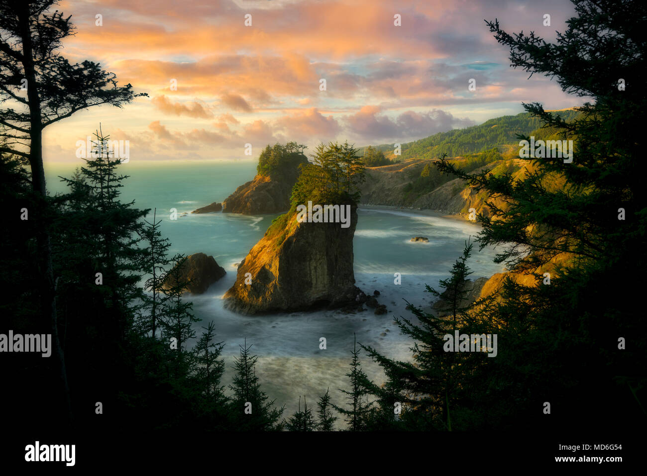 Arch Rock e al tramonto. Samuel H. Boardman parco statale, Oregon Foto Stock