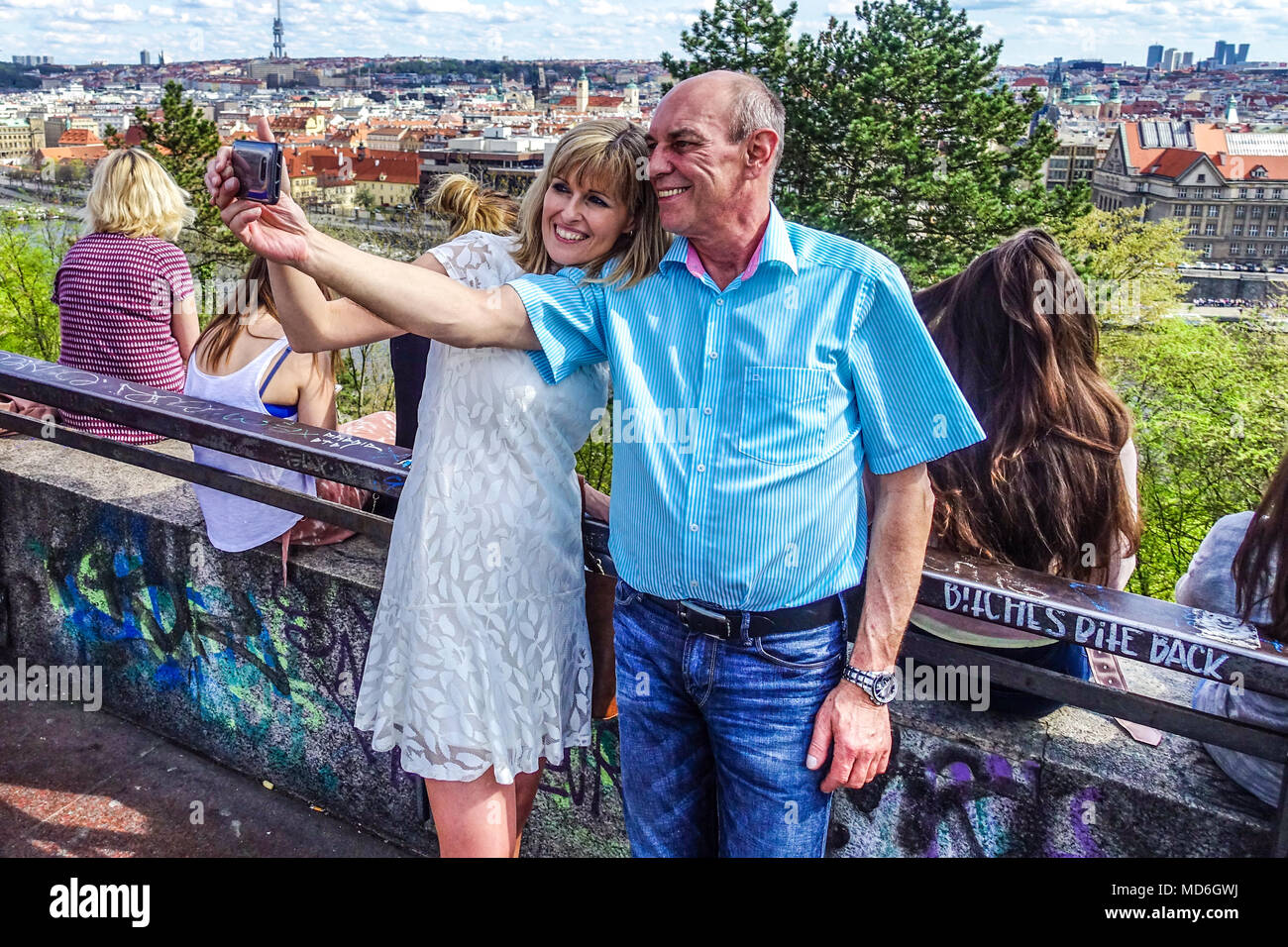 Praga Selfie donna uomo Letna Hill Park coppia Praga Repubblica Ceca gente felice paesaggio urbano di Praga Foto Stock