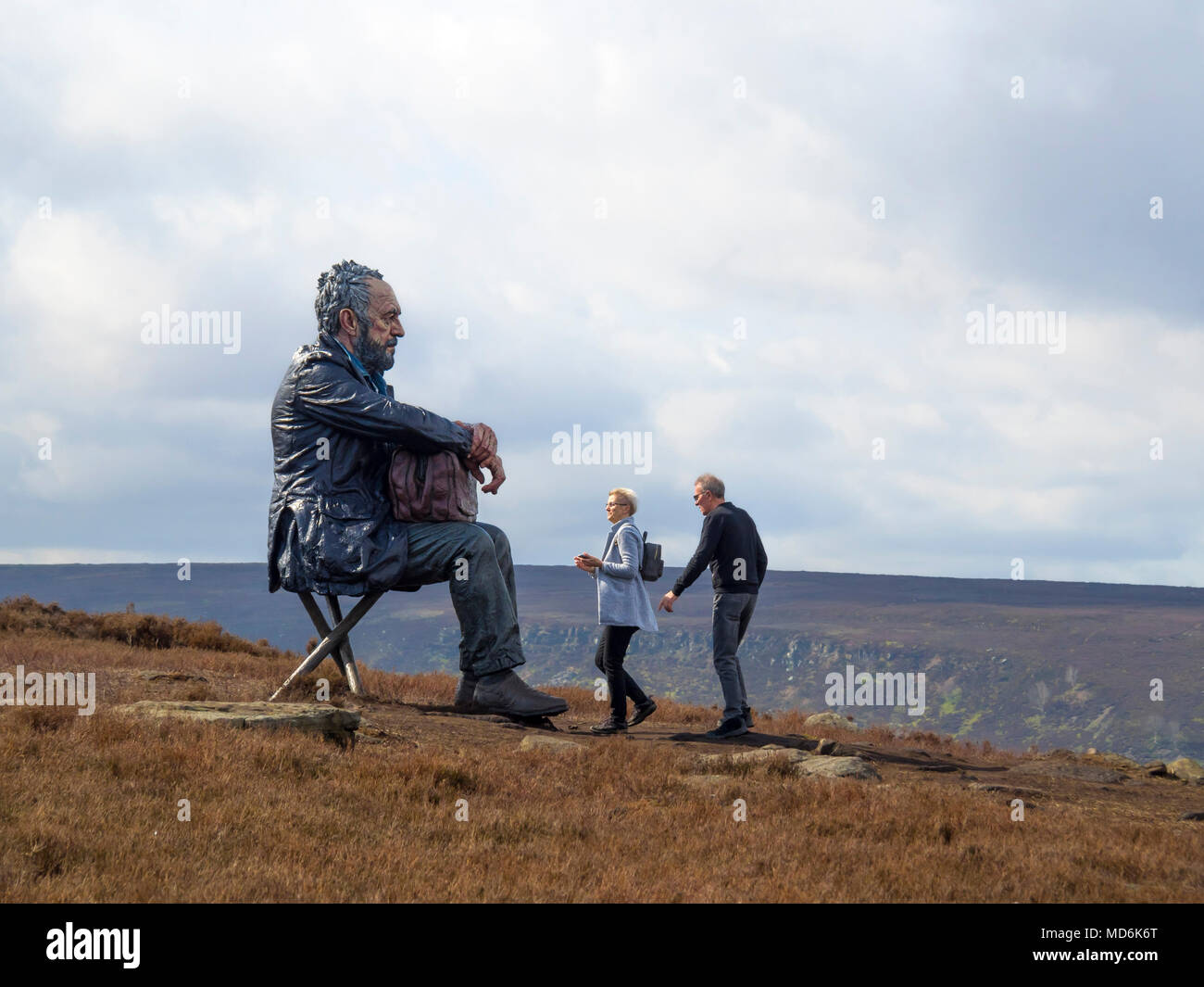 Uomo seduto, seduto, uomo, scultura, artista scultore, Sean Henry, Castleton Rigg, Castleton, Rigg, Hill, North Yorkshire Moors National Park, controv Foto Stock