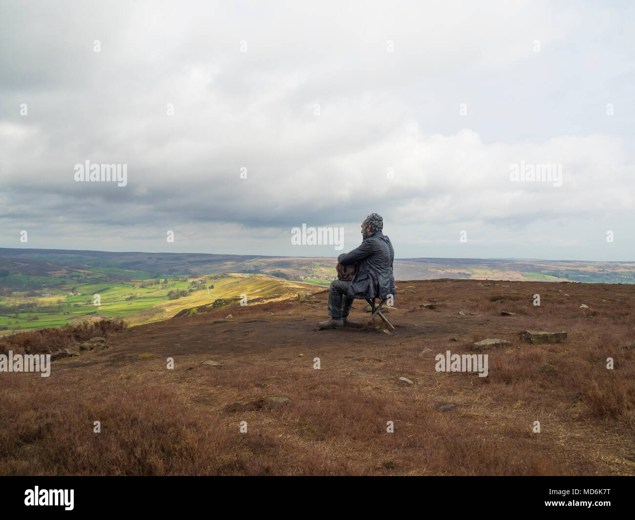 L'uomo seduto scultura dell'artista Sean Henry su Castleton Rigg un alto punto nel North Yorkshire Moors National Park si affaccia Westerdale Foto Stock