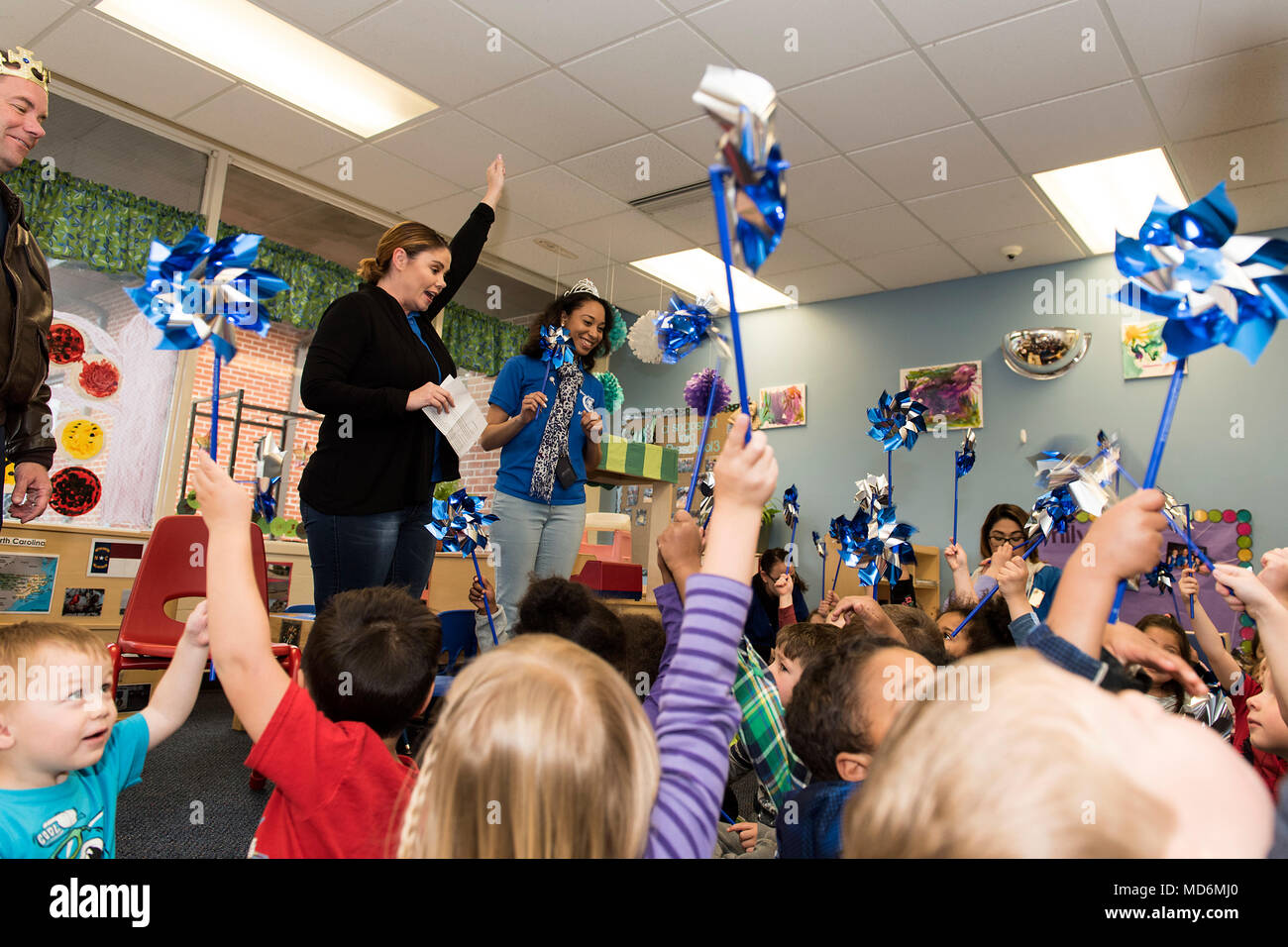 Jana Sabin, 4 operazioni mediche Squadron famiglia avvocato, parla di pre-schoolers prima della Pinwheels per la prevenzione parade presso il child development center presso Seymour Johnson Air Force Base in North Carolina, Marzo 27, 2018. Aprile è prevenzione abusi sui minori mese così come mese del bambino militare. (U.S. Air Force foto di Tech. Sgt. David W. Carbajal) Foto Stock