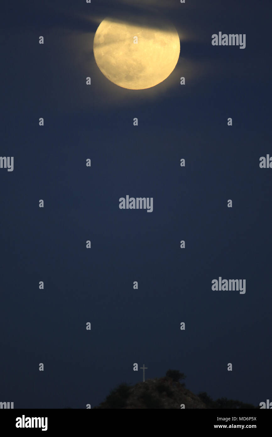 La luna piena nel mese di ottobre è il più attesi dell'anno, è il solo satellite naturale della terra ed è stato visto lasciare questo pomeriggio sulla collina della colonia Ranchito est della capitale di Sonora in Messico. Un HermosilloSonora 26 ott 2015. **** La Luna è il solo satellite naturale della terra. Con un diametro equatoriale km1 3474 è il sistema solare più grande del quinto satellite, mentre rispetto alla dimensione proporzionale del suo pianeta è il più grande satellite: un quarto del diametro della Terra e 1/81 la sua massa. Una de las primeras lunas llenas del año 2013 se pudo apreciar Foto Stock