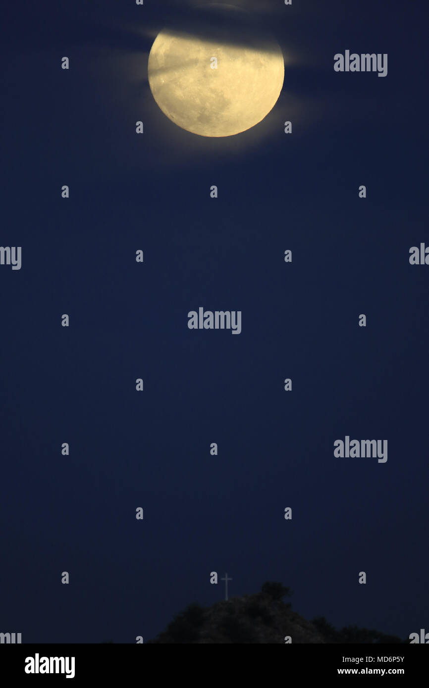 La luna piena nel mese di ottobre è il più attesi dell'anno, è il solo satellite naturale della terra ed è stato visto lasciare questo pomeriggio sulla collina della colonia Ranchito est della capitale di Sonora in Messico. Un HermosilloSonora 26 ott 2015. **** La Luna è il solo satellite naturale della terra. Con un diametro equatoriale km1 3474 è il sistema solare più grande del quinto satellite, mentre rispetto alla dimensione proporzionale del suo pianeta è il più grande satellite: un quarto del diametro della Terra e 1/81 la sua massa. Una de las primeras lunas llenas del año 2013 se pudo apreciar Foto Stock