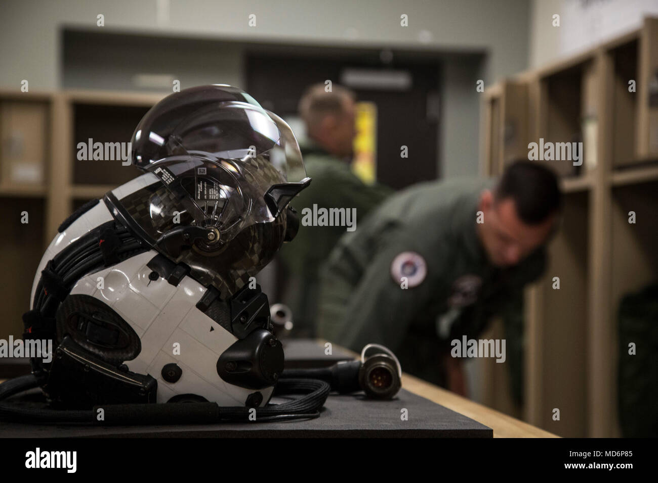 Il comandante della Marina attacco Fighter Squadron 122 (VMFA-122), Lt. Col. John P. Prezzo, manutenzione e Officer di VMFA-122, il Mag. Christopher J. Kelly, prepararsi per VMFA-122's prima delle operazioni di volo in un F-35B Lightning II il Marine Corps Air Station (ICM) Yuma, Ariz., Marzo 29, 2018. VMFA-122 sta conducendo le operazioni di volo per la prima volta come un F-35 squadron. (U.S. Marine Corps foto di Sgt. Allison Lotz) Foto Stock