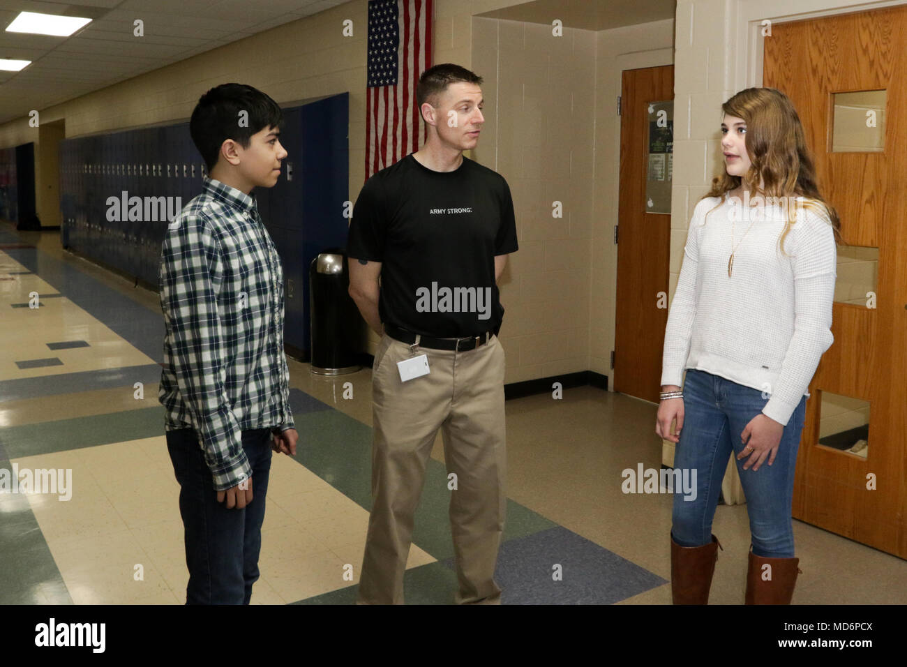 Olentangy Liberty Middle School consigliere Jason Durell (centro), un sergente in Ohio Army National Guard, parla al sesto-studenti Fauris Conner e Vanessa Adams. Entrambi Fauris e Adams sono figli di corrente o di ex militari. Il Olentangy locale distretto scolastico è stato insignito della Porpora Star Award da un membro advisory board per sostenere le famiglie militari. (Ohio Guardia Nazionale foto di Staff Sgt. Michael Carden) Foto Stock