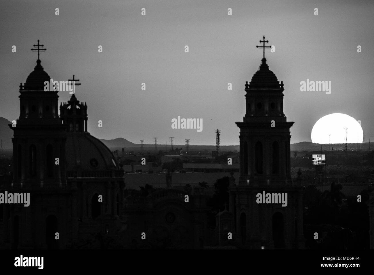 Sol al atardecer a contraluz de la Catedral de Hermosillo Sonora. Foto Stock