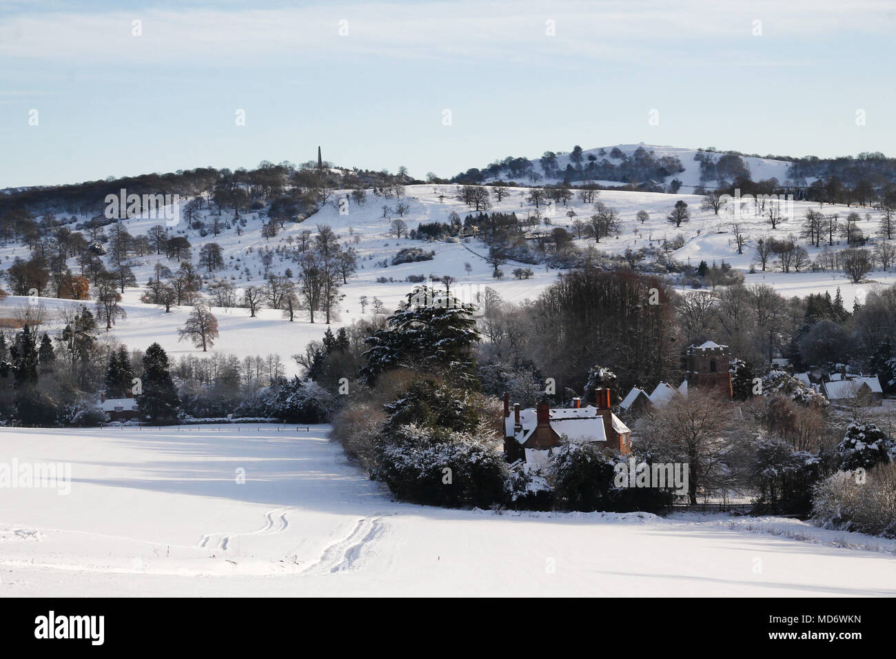 Eastnor il Villaggio sotto la neve Foto Stock