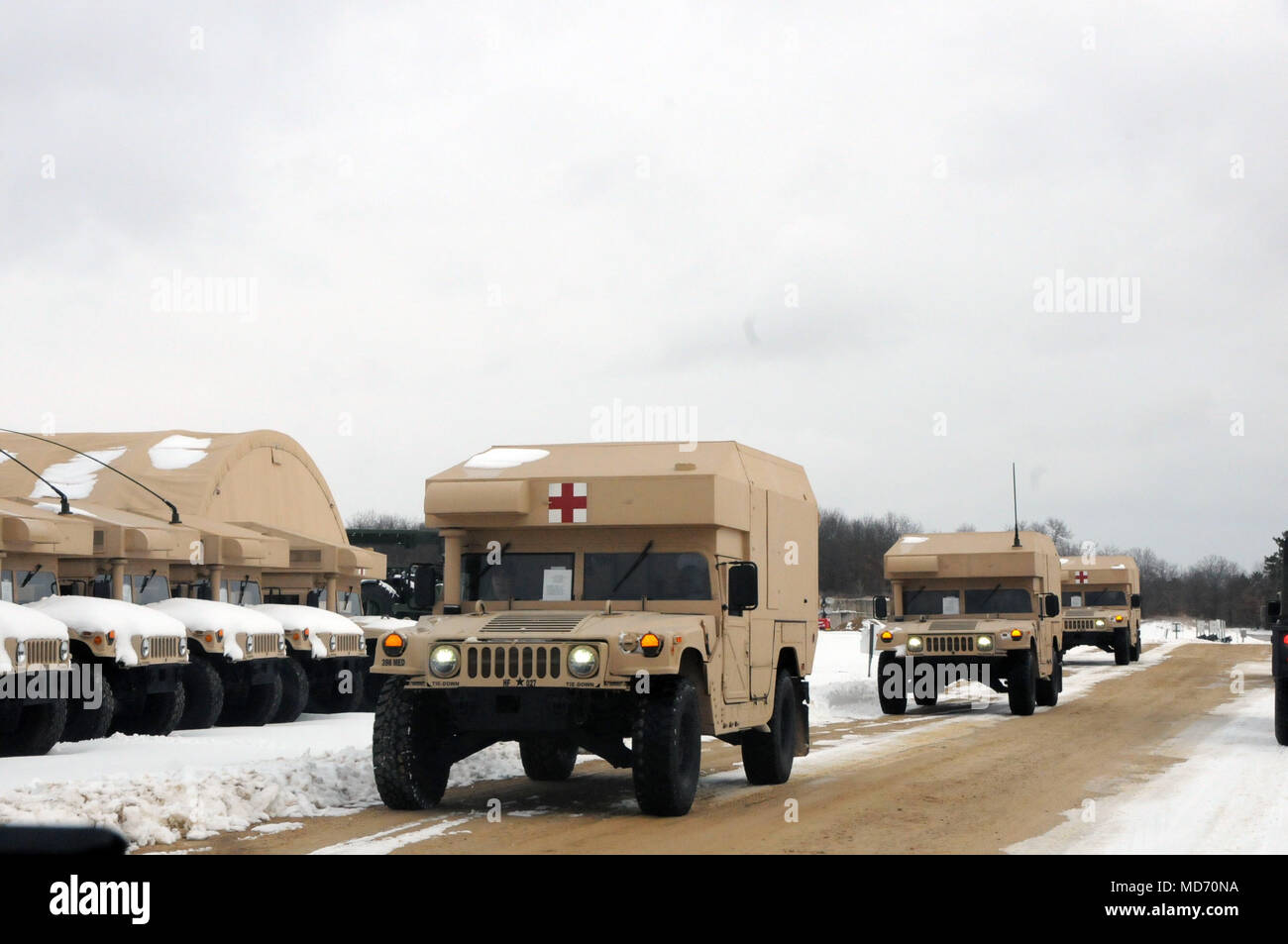 Stati Uniti Esercito di soldati di riserva assegnato alla 807th Medical Command (il supporto per la distribuzione) posizionare i veicoli durante il Regional Medic CSTX 78-18-03 a Fort McCoy, Wisconsin, 3 marzo 2018. Medic regionale è la parte medica della 84ma la formazione del comando di combattimento a ponte a sostenere la formazione di esercizio che garantisce l'America dell'esercito di unità di riserva e soldati sono addestrati e pronto per la distribuzione con breve preavviso e portare in grado, combattere-ready, e letale Fuoco a sostegno dell'esercito e ai nostri partner in tutto il mondo. Foto Stock