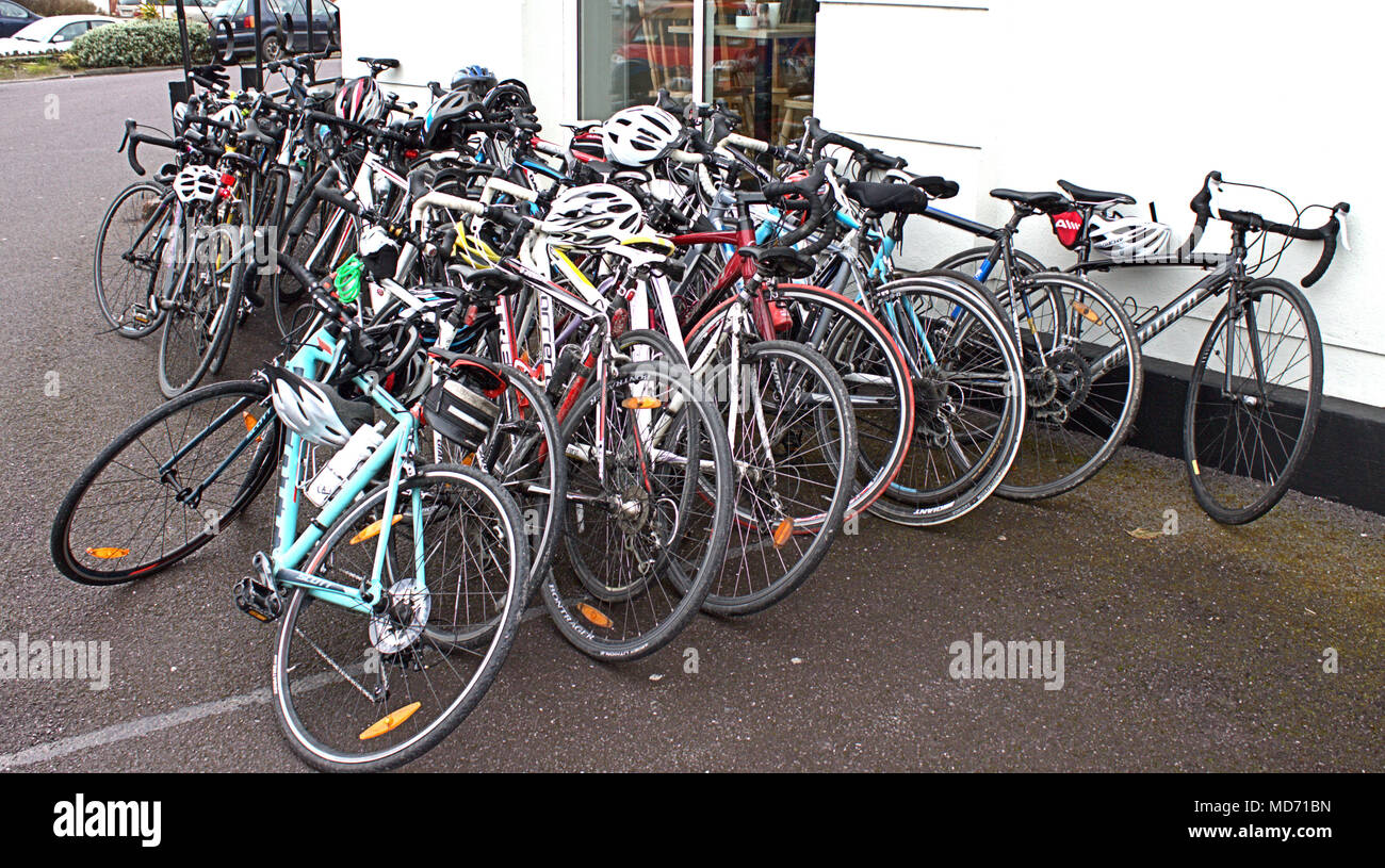 Biciclette impilate contro una parete cafe a Skibbereen, Irlanda prima di essere utilizzato per una carità in bicicletta da studenti di sesso femminile. Foto Stock