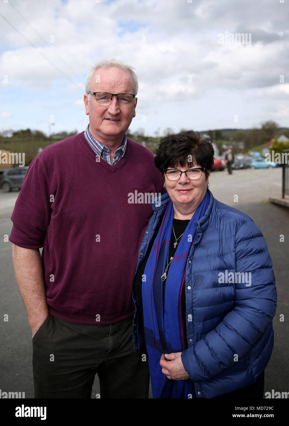 Peter McVitty e sua moglie Susan, da Ballyconnell, Cavan, coda per rendere omaggio al grande cantante Tom McBride a Oram centro comunitario nella parrocchia di Castleblayney, Co Monaghan, dove i suoi resti sono giacenti in riposo. Foto Stock