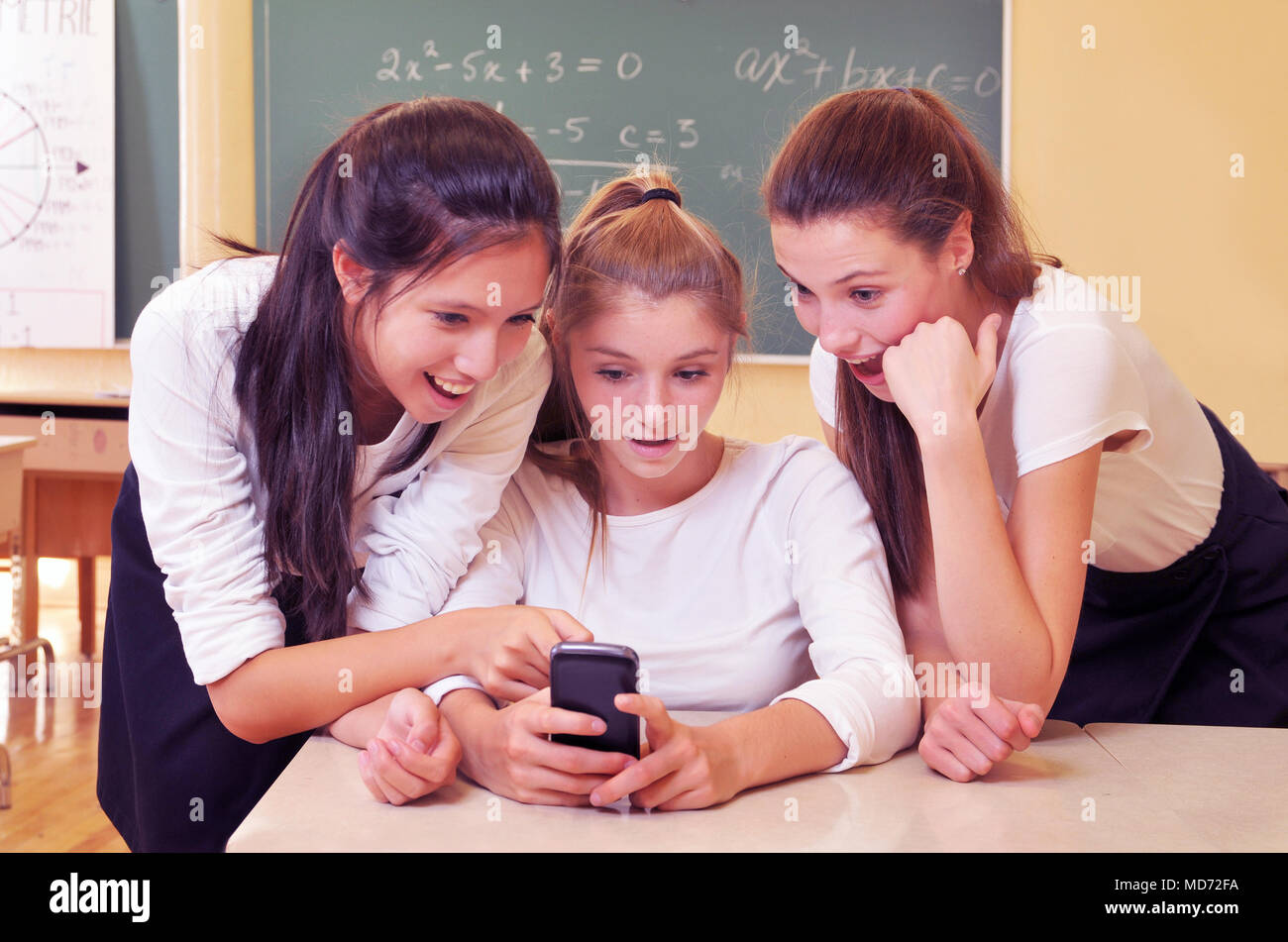 Tre scuola felice ragazze nella loro classe math Foto Stock