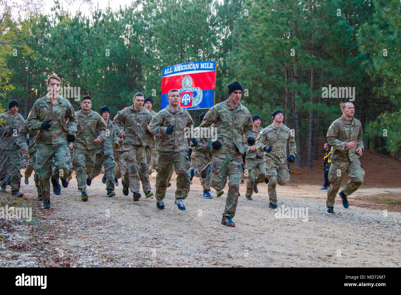 Stati Uniti Esercito Paraytroopers assegnato all'ottantaduesima Airborne Division, Fort Bragg, North Carolina, iniziare il 5-mile parte del Ranger Fitness Test, durante l'ottantaduesima annuale di Gavin Cup il 23 marzo, 2018 a Fort Bragg.Il Gavin Cup è un concorso annuale destinato a convalidare e valutare l'efficacia e la prontezza generale del personale di singole società e nel fitness e wapon qualifica. I primi due vincitori di Gavin cup si guadagna il prestigioso Iron Mike o York streamer per la loro azienda. (U.S. Esercito Foto di Sgt. Christopher J. Gallagher) Foto Stock