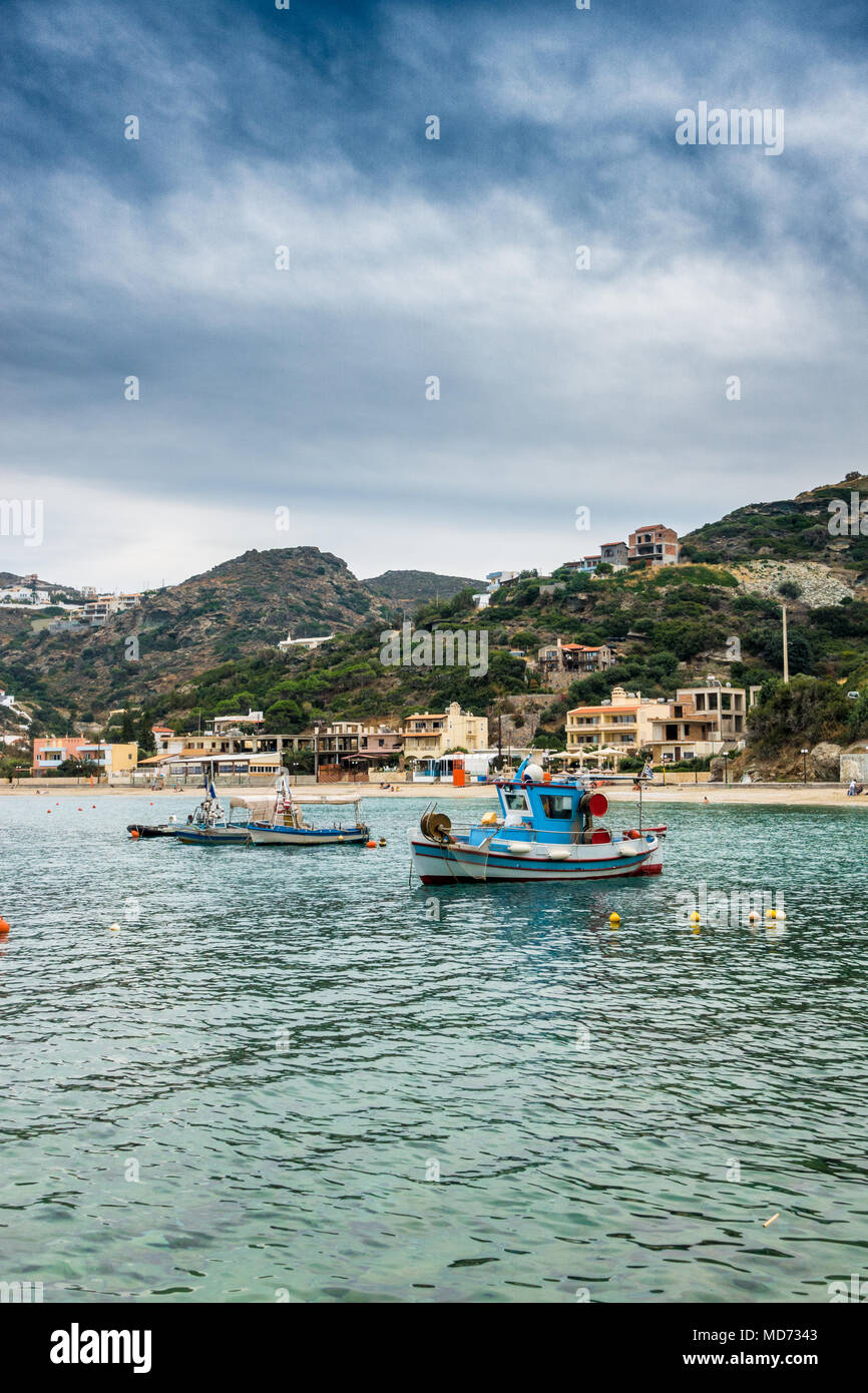 Barche a vela sul mare contro beach, Creta, Grecia Foto Stock