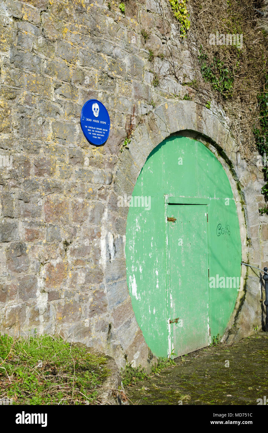 Apertura per la città vecchia camera mortuaria sulla casa morta passi del Pembrokeshire cittadina portuale di Tenby, Galles Foto Stock
