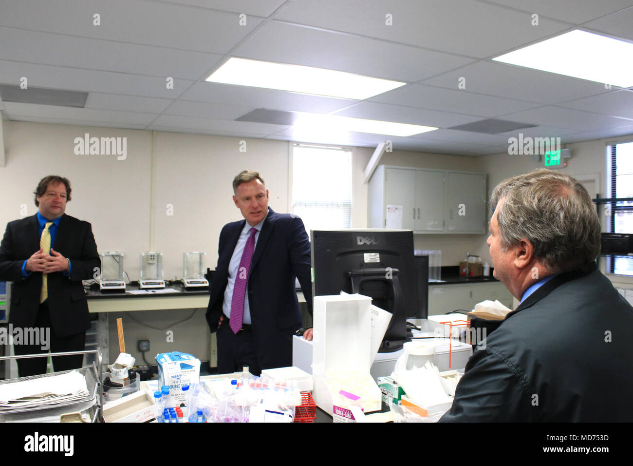 Dal congressista Scott Peters, centro, dalla California's 52nd congressional district, visiti la Naval Health Research Center (NHRC) per saperne di più circa il comando e la sua capacità di ricerca. Durante un tour, Peters si è incontrato con i ricercatori e discusso dell'NHRC biosurveillance attività per identificare e mitigare malattia infettiva le minacce che possono avere un impatto sulla salute e la disponibilità del servizio e i membri delle loro famiglie. (U.S. Navy foto di Regena Kowitz/rilasciato) Foto Stock