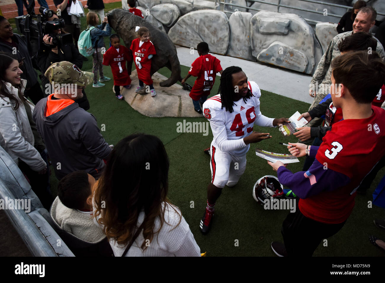 A.J. Thompson, Jr., North Carolina State University defensive back, firma autografi per Seymour Johnson Air Force Base in North Carolina, e Fort Bragg, North Carolina, famiglie a seguito di una squadra pratica, Marzo 23, 2018 a NC State University in Raleigh, North Carolina. Le famiglie, che attualmente o sono ben presto ci aspettavamo di avere un elemento distribuito, sono stati invitati al campus per ottenere una completa esperienza sportiva per aiutarli a far fronte con la loro separazione. (U.S. Air Force photo by Staff Sgt. Brittain Crolley) Foto Stock