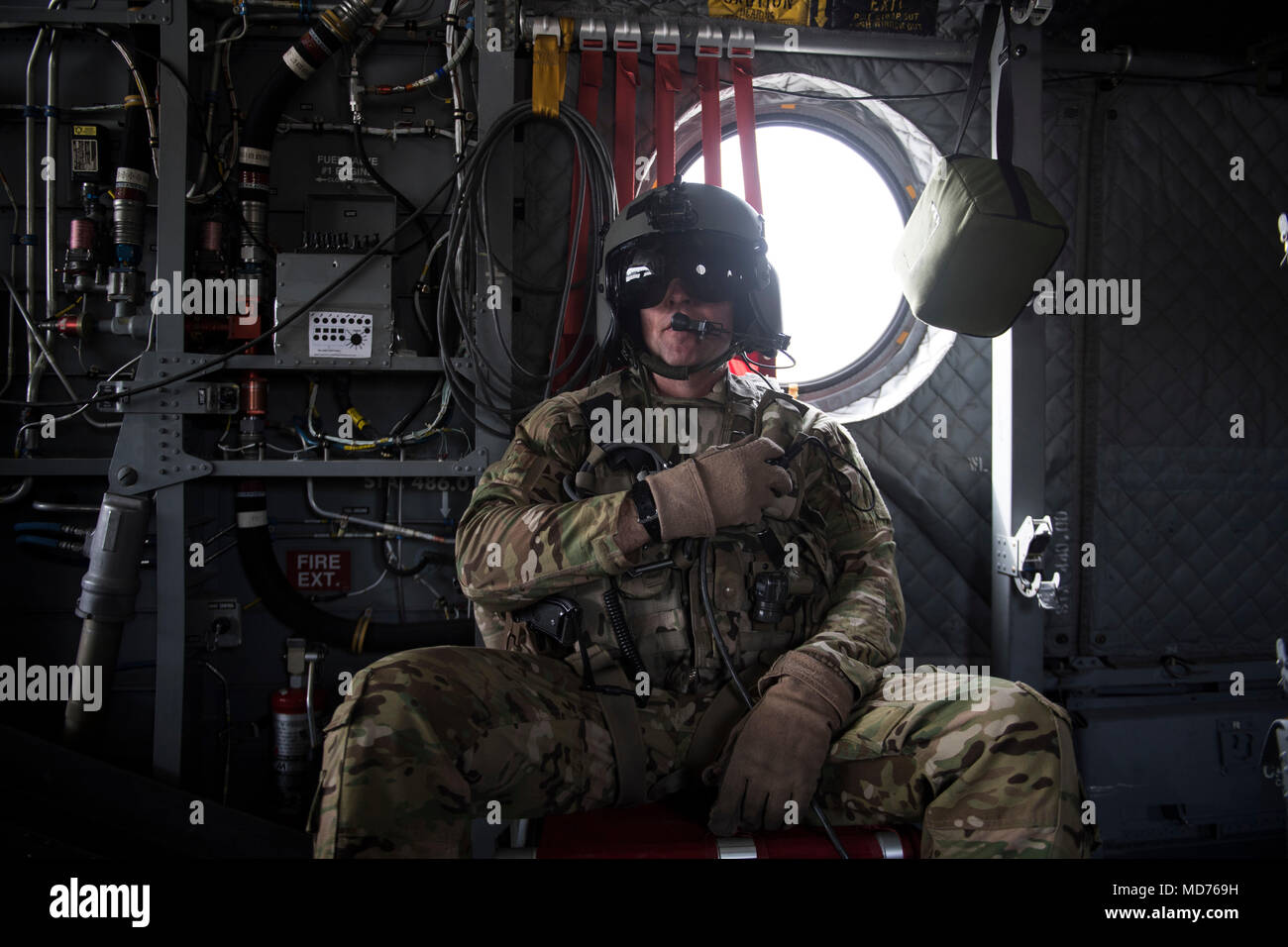 Un tecnico di volo con U.S. Esercito Task Force Brawler, si siede a bordo di un CH-47F Chinook durante un volo di formazione a Bagram Airfield, Afghanistan, Marzo 26, 2018. L'esercito degli equipaggi e Air Force Angelo Custode squadre condotta l'esercizio per costruire il lavoro di squadra e di procedure che forniscono personale comune la capacità di recupero, aiutando la consegna di airpower DECISIVO PER GLI STATI UNITI Il comando centrale. (U.S. Air Force Foto di Tech. Sgt. Gregorio Brook) Foto Stock