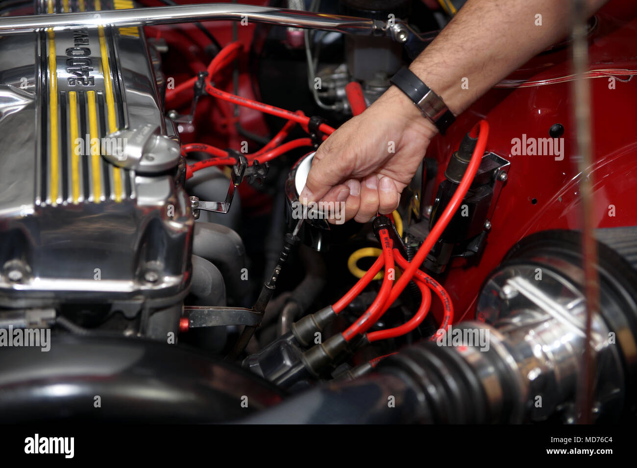 Montreal, Canada,18,Aprile,2018.lato di estrazione per astina di livello olio su di una variante di 4-cilindro importare auto motore.Credit:Mario Beauregard/Alamy Live News Foto Stock