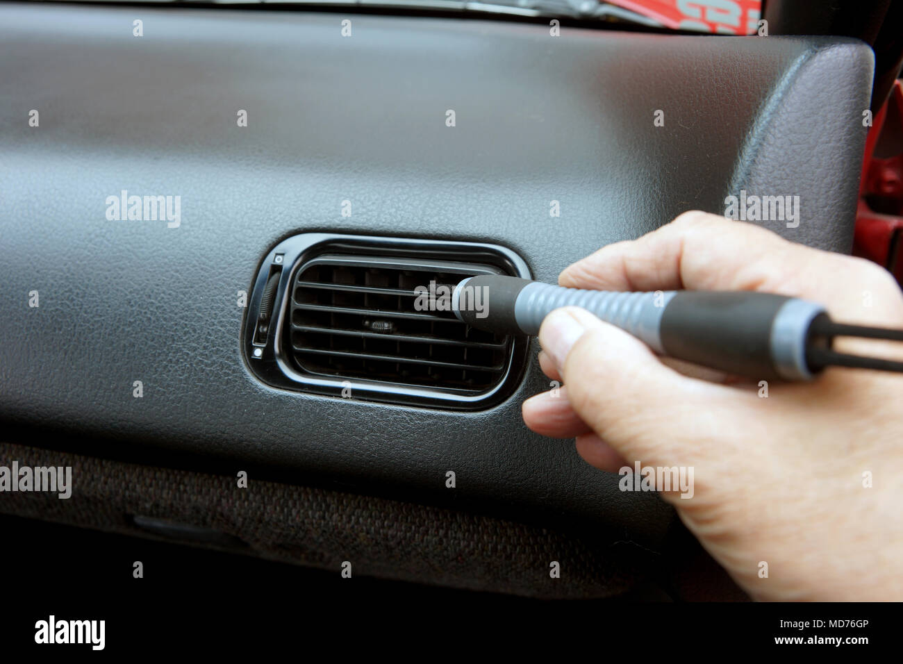 Chiudere fino a mano auto pulizia cruscotto Foto stock - Alamy