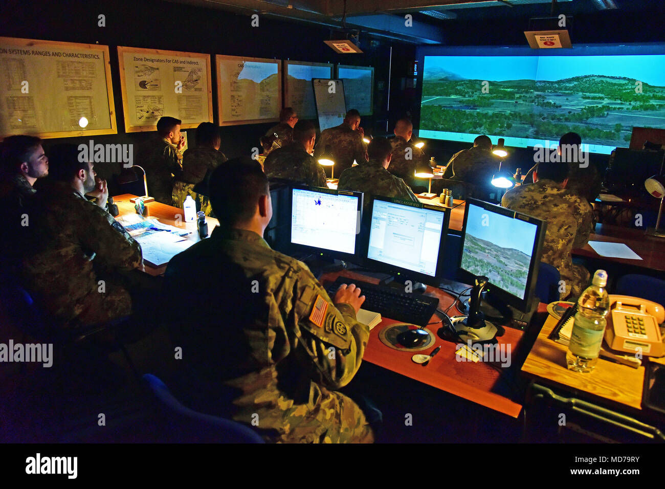 Paracadutisti dell'Esercito Italiano assegnato al reggimento "Savoia Cavalleria" Folgore Brigata Grosseto, , condurre attività di formazione utilizzando la funzione Chiamata per incendio Trainer system (principale) alla Caserma Ederle Vicenza, Italia, 27 marzo 2018. I paracadutisti italiani utilizzare U.S. RTSD esercito sud attrezzatura per migliorare le relazioni bilaterali e per espandere i livelli di cooperazione e la capacità del personale coinvolto nelle operazioni congiunte. (U.S. Esercito foto di Paolo Bovo) Foto Stock