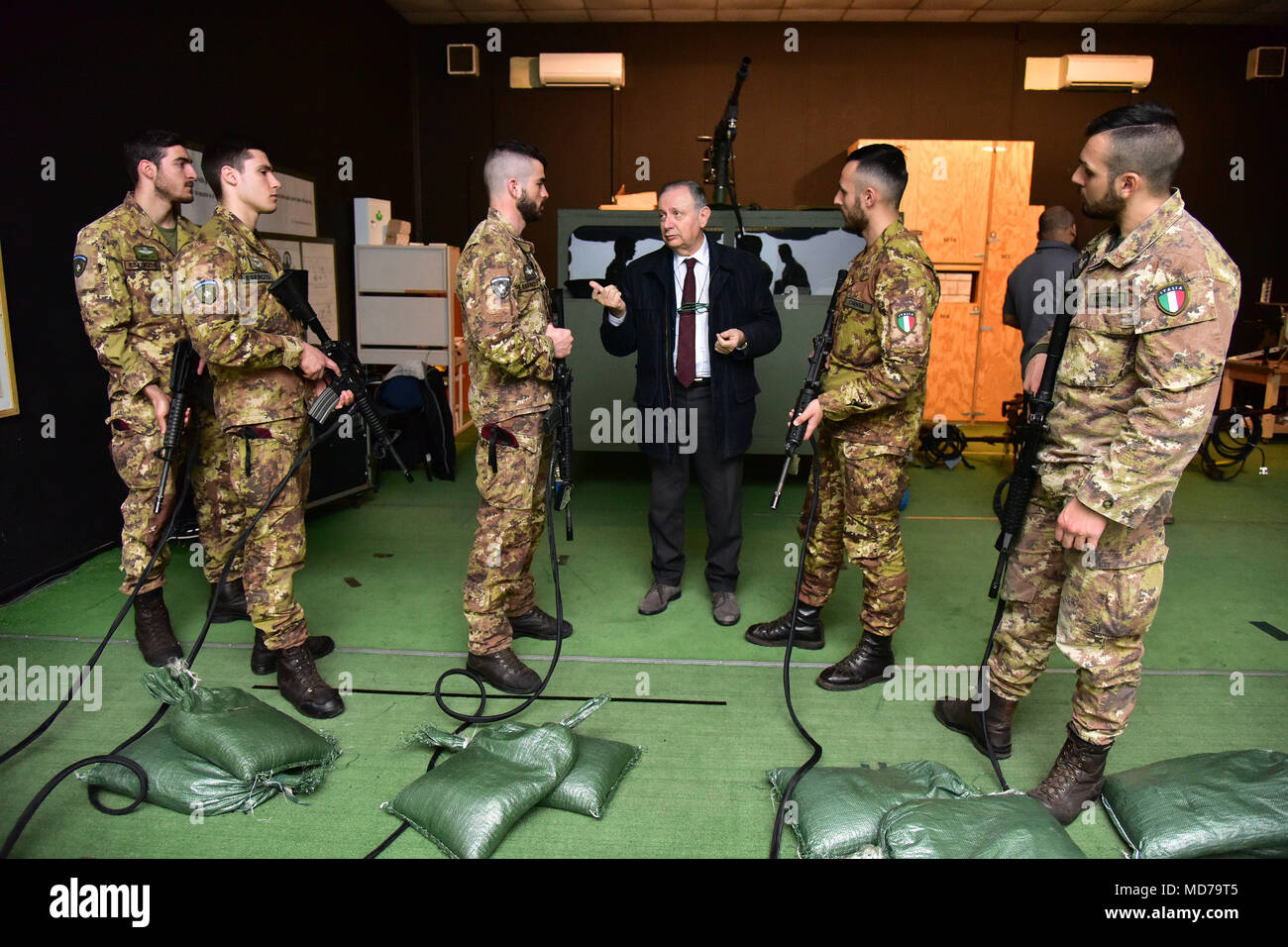 Ivano Trevisanutto, capo di sostegno alla formazione nel Centro Italia (centro), incontra l'Esercito Italiano paracadutisti assegnato al reggimento "Savoia Cavalleria" Folgore Brigata Grosseto, durante il corso di formazione utilizzando le abilità di coinvolgimento Trainer (EST) alla Caserma Ederle Vicenza, Italia, 27 marzo 2018. I paracadutisti italiani utilizzare U.S. RTSD esercito sud attrezzatura per migliorare le relazioni bilaterali e per espandere i livelli di cooperazione e la capacità del personale coinvolto nelle operazioni congiunte. (U.S. Esercito foto di Paolo Bovo) Foto Stock