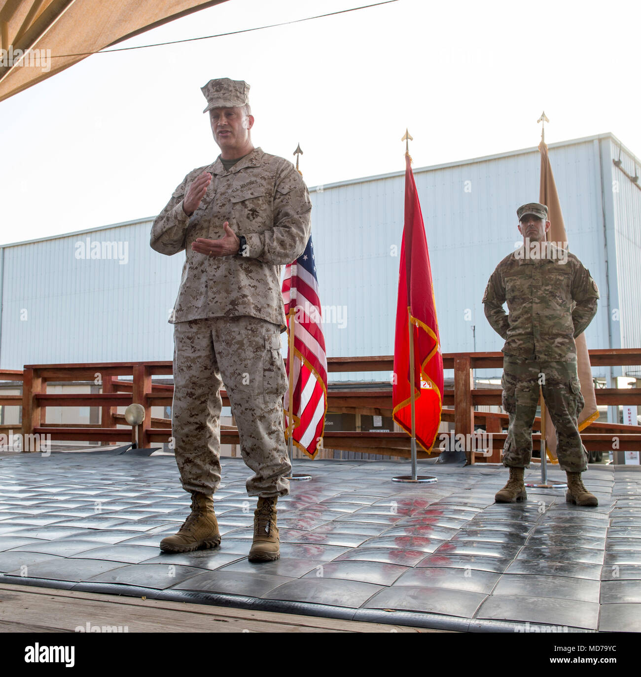 Stati Uniti Marine Corps Il Mag. Gen. David Furness, Comandante generale della Combined Joint Task Force - Corno d Africa (CJTF-HOA), parla ai membri di CJTF-HOA durante la sua cerimonia di promozione, in cui egli è stato promosso a maggiore generale, a Camp Lemonnier, Gibuti, Marzo 24, 2018. Come il comandante, Furness supervisiona il comando gli sforzi nella lotta contro l'estremismo violento in Africa orientale, la promozione della cooperazione regionale la cooperazione in materia di sicurezza, rafforzamento della nazione partner la capacità di difesa e la costruzione e il mantenimento degli Stati Uniti accesso strategica nella regione. (U.S. Air Force photo by Staff Sgt. Timothy Moore) Foto Stock