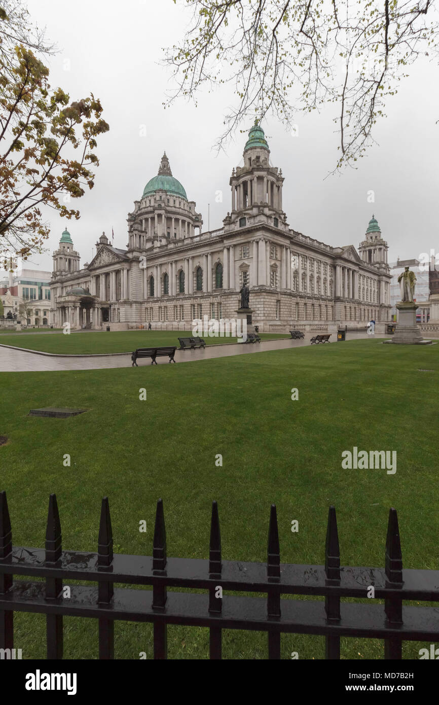 Belfast City Hall contro opaco cielo nuvoloso, Primavera Foto Stock