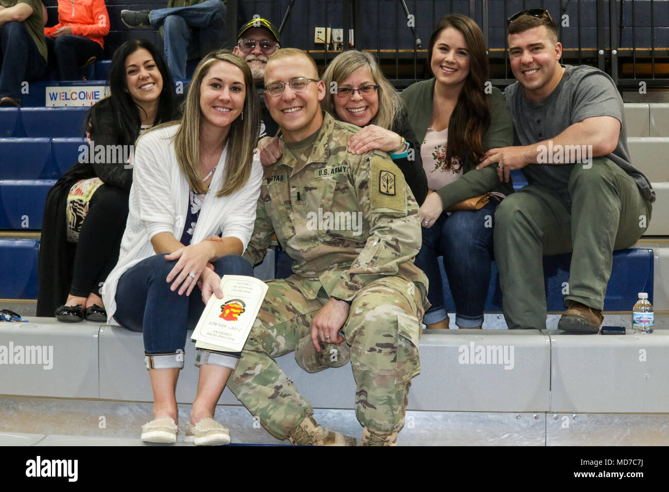 La famiglia e gli amici benvenuti a casa di un soldato con il secondo battaglione, 174ma la difesa aerea reggimento di artiglieria durante una cerimonia Marzo 31, 2018 in McConnelsville, Ohio. L'2-174th è stata distribuita in Iraq e in Afghanistan, dove l'unità è dovere primario è stato quello di far funzionare i sistemi che rilevano e/o distruggere l'artiglieria in arrivo, razzi e colpi di mortaio in aria prima che hanno colpito i loro bersagli di terra per proteggere le forze della coalizione. (Ohio Guardia Nazionale foto di Staff Sgt. Michael Carden) Foto Stock