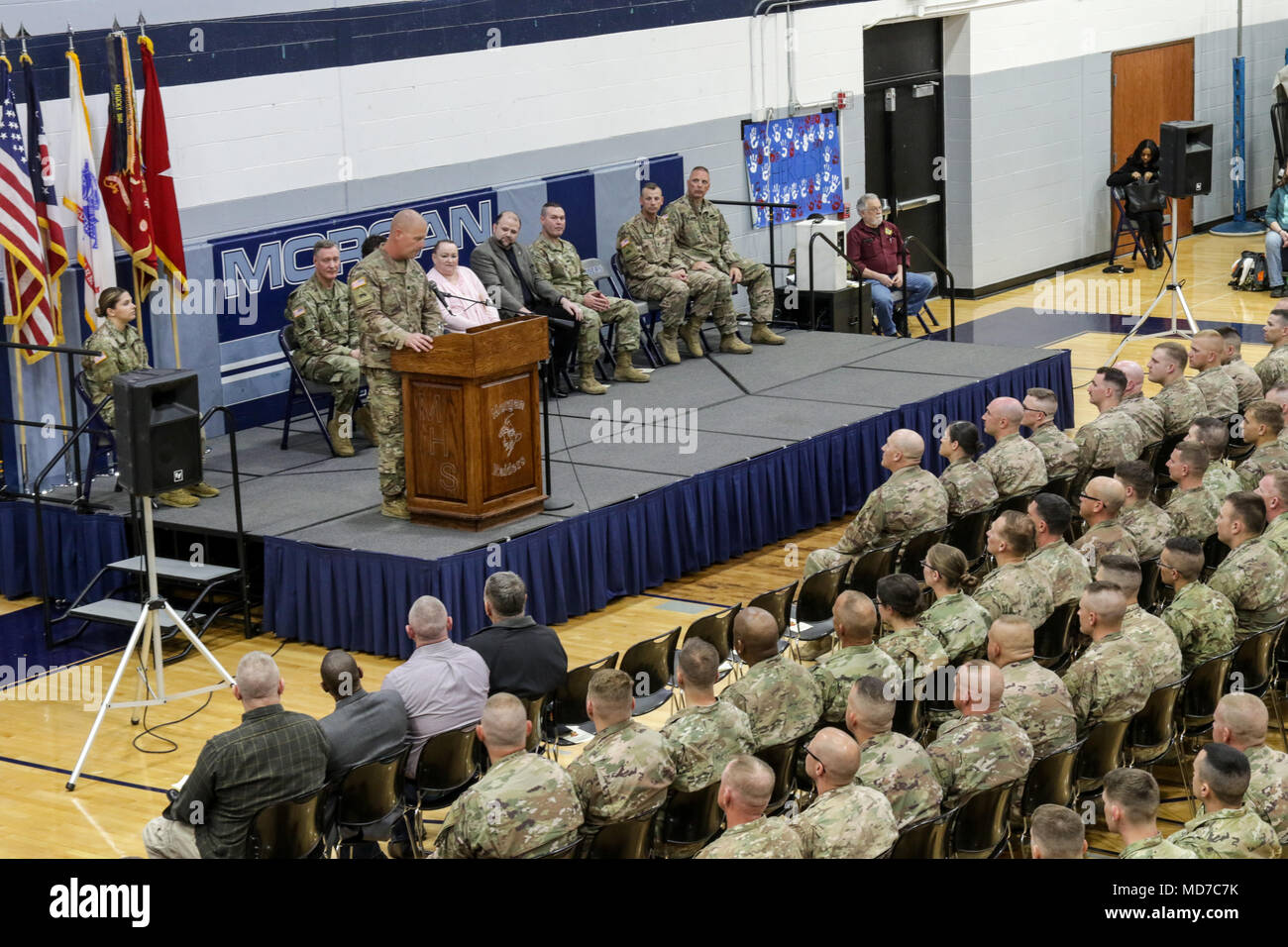 Lt. Col. Michael Hartley, comandante del secondo battaglione, 174ma la difesa aerea reggimento di artiglieria, si congratula con i soldati e le loro famiglie in una distribuzione di successo durante le unità benvenuti home cerimonia Marzo 31, 2018 in McConnelsville, Ohio. L'2-174th è stata distribuita in Iraq e in Afghanistan, dove l'unità è dovere primario è stato quello di far funzionare i sistemi che rilevano e/o distruggere l'artiglieria in arrivo, razzi e colpi di mortaio in aria prima che hanno colpito i loro bersagli di terra per proteggere le forze della coalizione. (Ohio Guardia Nazionale foto di Staff Sgt. Michael Carden) Foto Stock