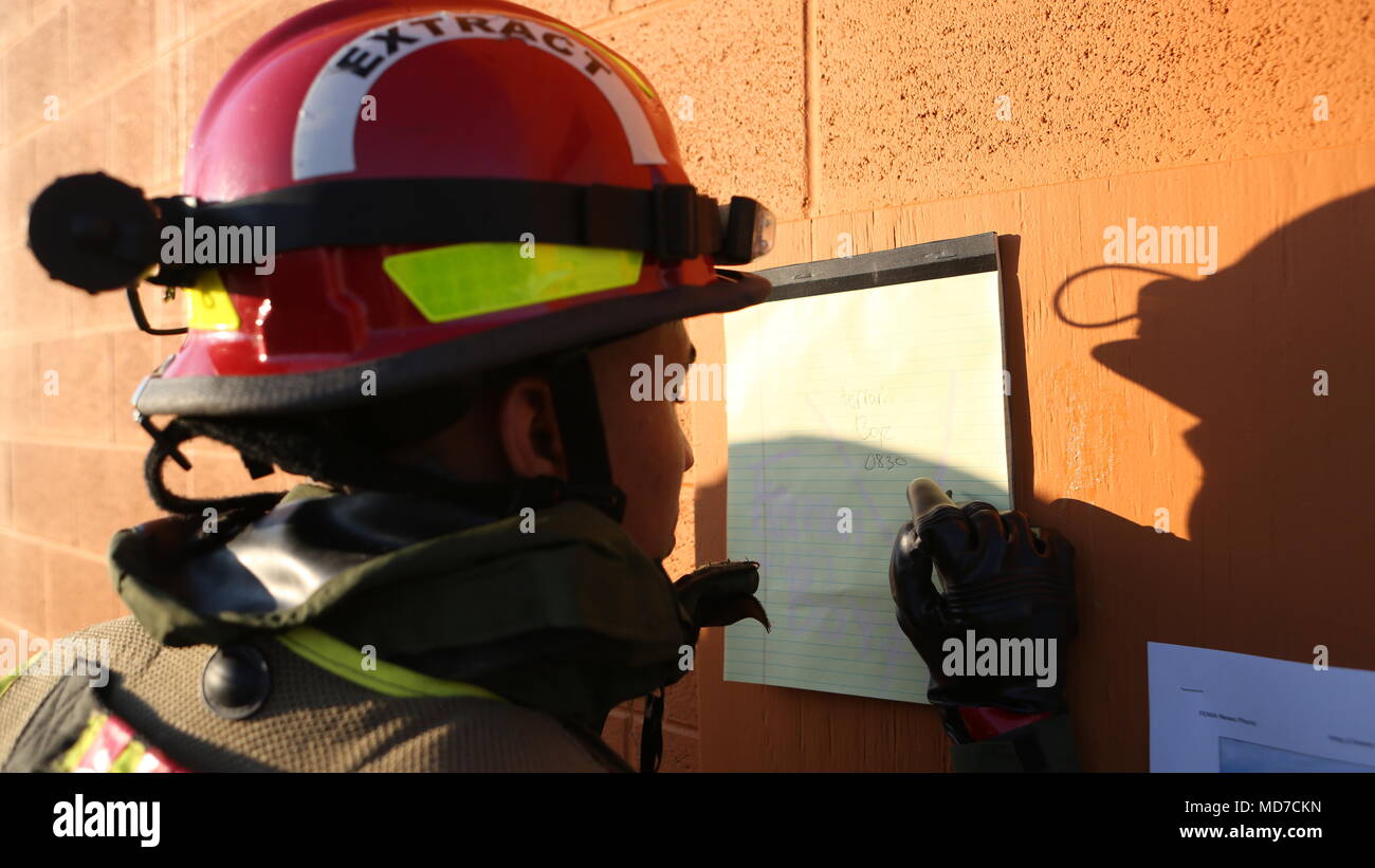 180313-M-BG123-0010 - Lance Cpl. Giacobbe C. Santoni, un estratto Marine con plotone di estrazione, la forza di reazione Azienda Biologica chimica Incident Response Force, utilizza FEMA marcature che indicano il completamento di una ricerca primaria di un edificio durante una ricerca e un esercizio di valutazione durante l'esercizio risposta scarlatto 2018, presso i centri di custode, Perry, Ga., il 13 marzo 2018. Esercizio Scarlet risposta è uno scenario-based training evoluzione che consente una forza di reazione e di società di sede e di servizio Società Marines e marinai di cross-treno in tutti CBIRF la funzionalità durante due giorni di lane t.r.a. Foto Stock