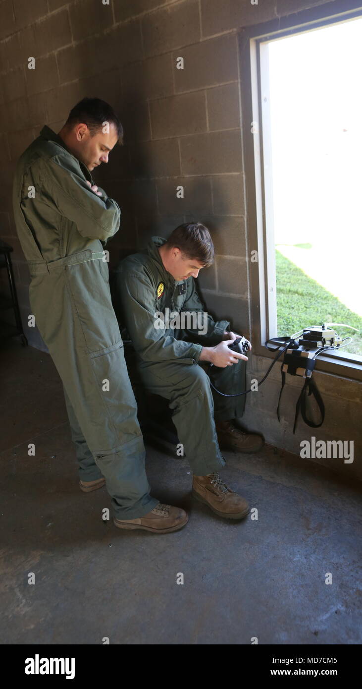 180314-M-BG123-0029 - l'eliminazione degli ordigni esplosivi Marines utilizzare un telecomando per il controllo di un robot per raccogliere informazioni su un sospetto improvvisato dispositivo esplosivo durante l'esercizio risposta scarlatto 2018 centri custode, Perry, Ga., il 14 marzo 2018. Esercizio Scarlet risposta è uno scenario-based training evoluzione che consente una forza di reazione e di società di sede e di servizio Società Marines e marinai di cross-treno in tutti CBIRF la funzionalità durante due giorni di formazione di corsia e di 12 ore di funzionamento continuo esercizio e un finale di 72 ore di esercizio di certificazione la simulazione di una risposta a un orecchio Foto Stock