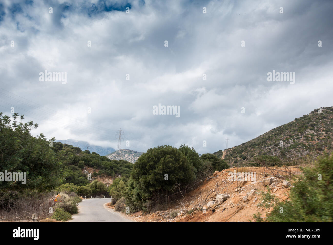 Vista panoramica della strada vuota e Rocky Mountain, Creta, Grecia Foto Stock
