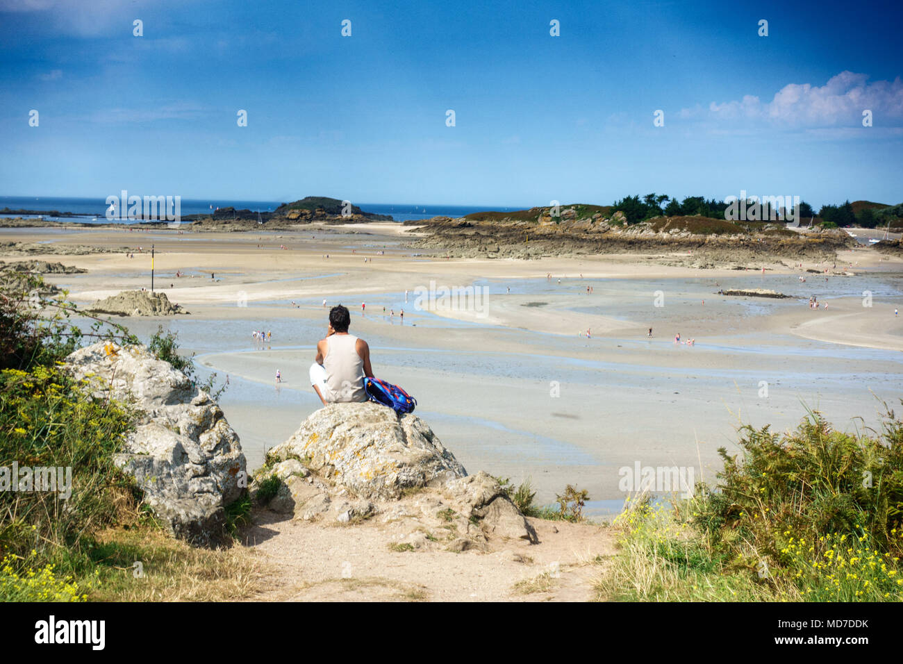 Vista posteriore del giovane uomo visitare la spiaggia, Brittany, Francia, Europa Foto Stock