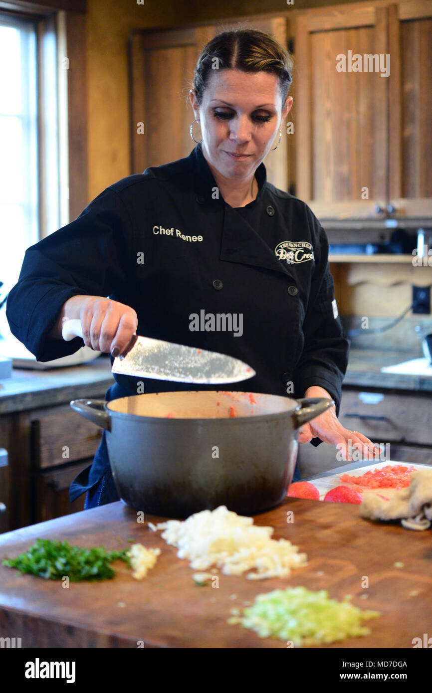 Lo chef esecutivo dei ranch di Belt Creek è un professionista culinario responsabile delle attività di ristorazione in un ranch del Montana. L'immagine d'archivio registra la preparazione dei pasti a Belt, Montana, il 28 marzo 2018, documentando l'attività culinaria civile associata alla comunità locale vicino alla Malmstrom Air Force base. Foto Stock