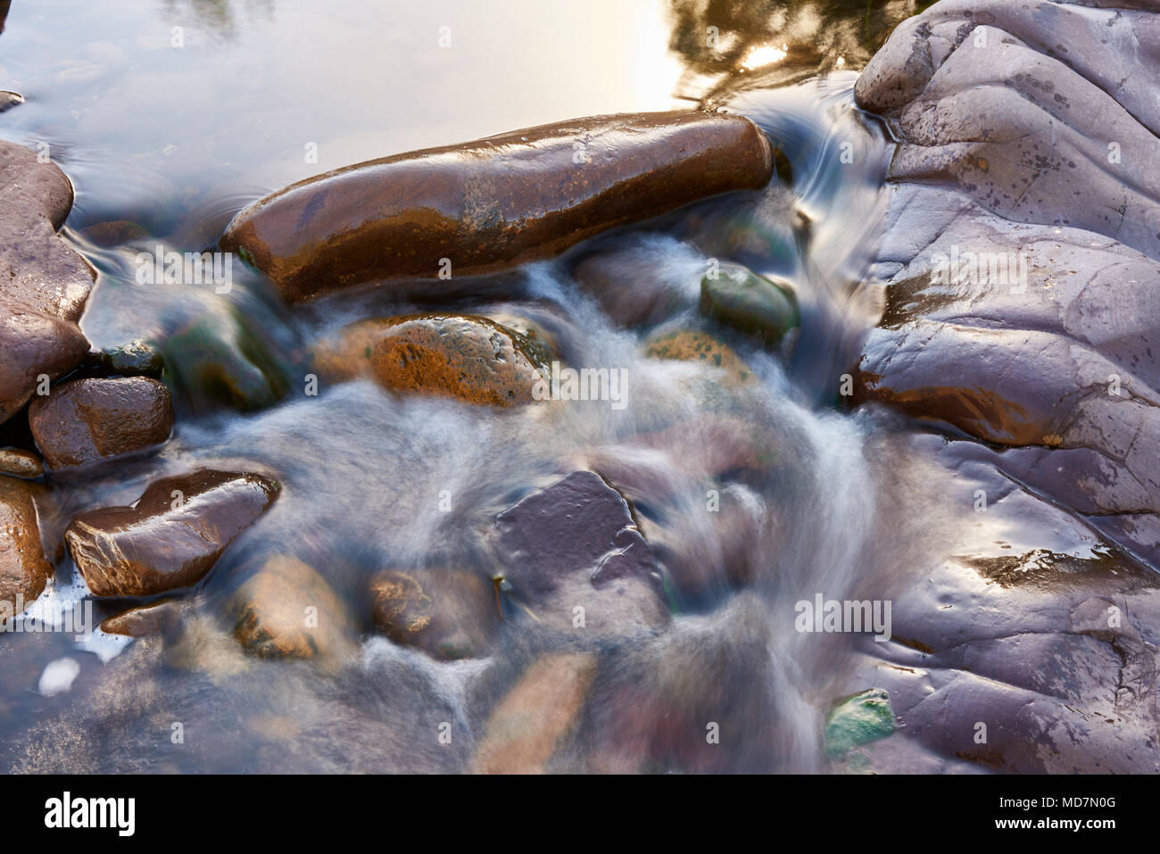 Il fiume scorre su rocce vicino Licola, in Victoria's high country. Foto Stock