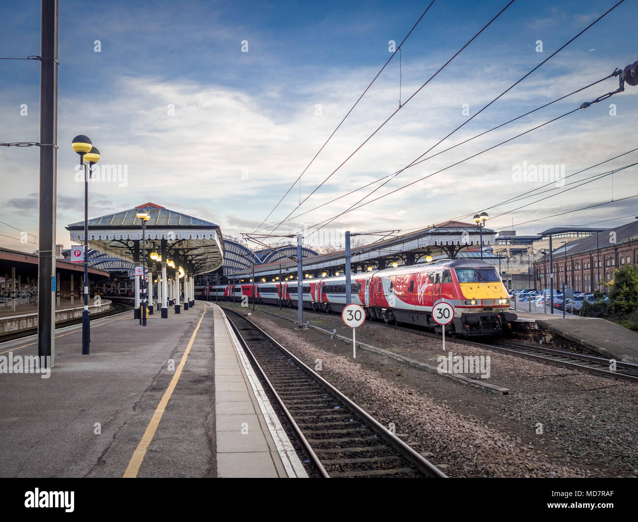 Virgin Trains motore ad alta velocità sulla via presso la stazione ferroviaria di York, UK. Foto Stock
