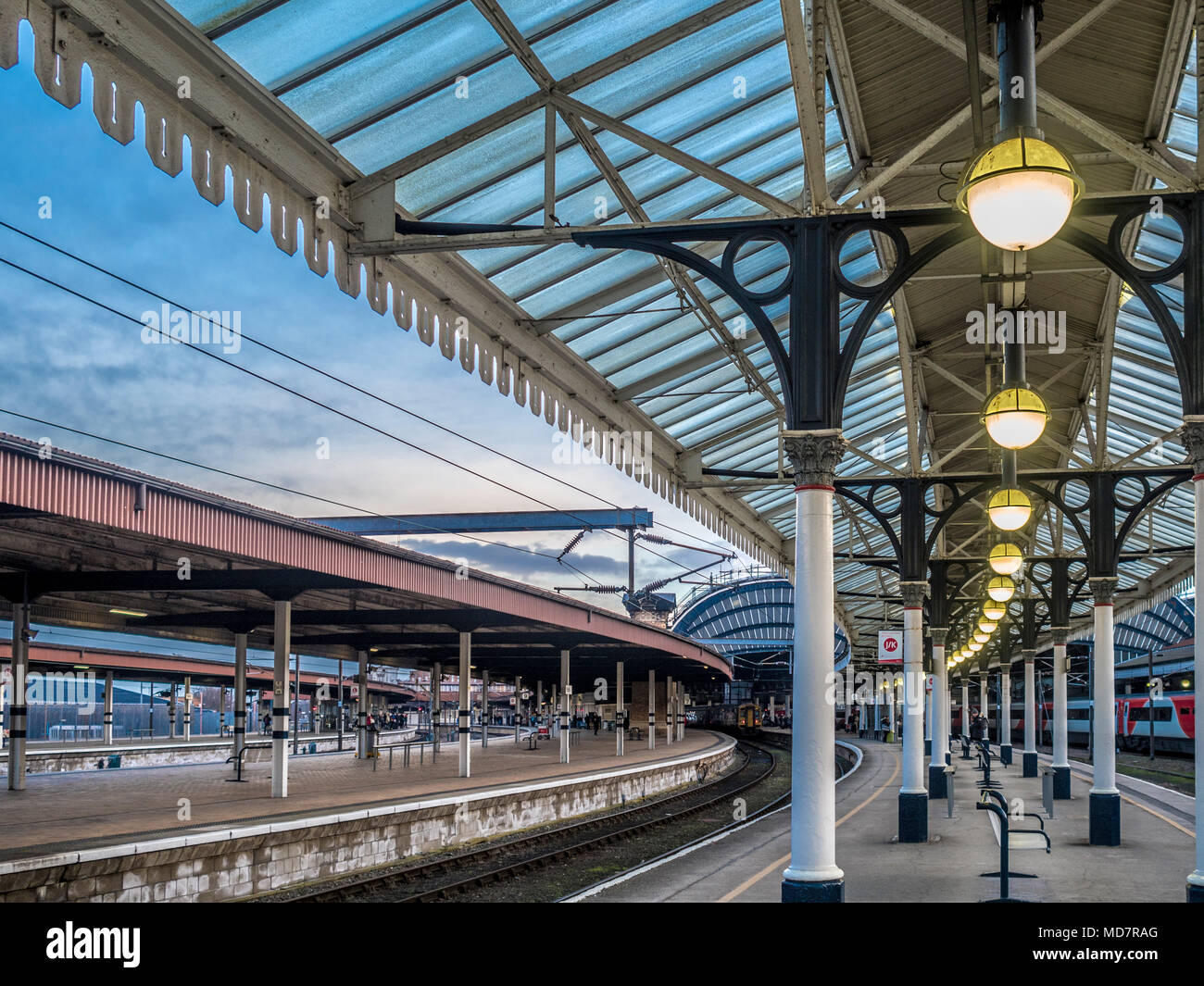 Platform presso la stazione ferroviaria di York, UK. Foto Stock