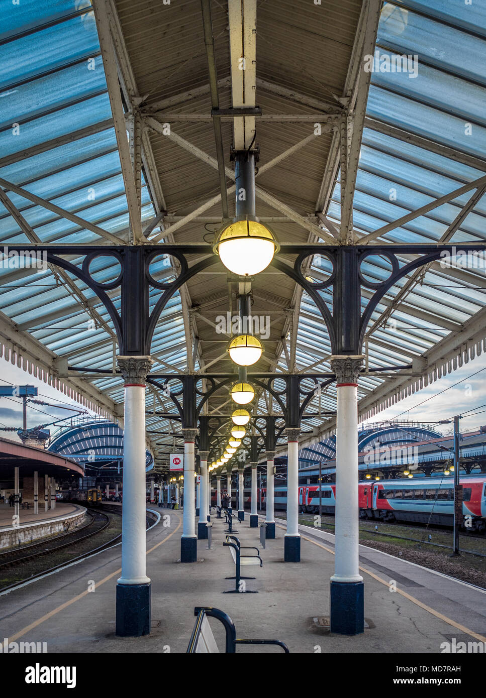 Platform presso la stazione ferroviaria di York, UK. Foto Stock