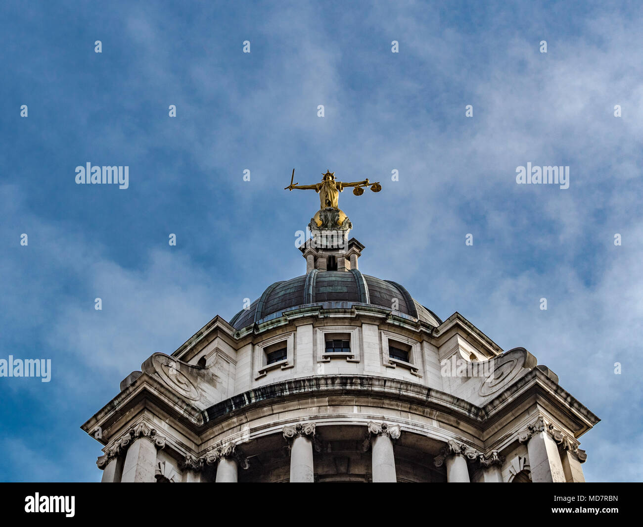 Statua bronzea di Lady Justice, eseguita dallo scultore britannico F. W. Pomeroy. Impugnando una spada nella mano destra e le scale della giustizia nella sua sinistra Foto Stock