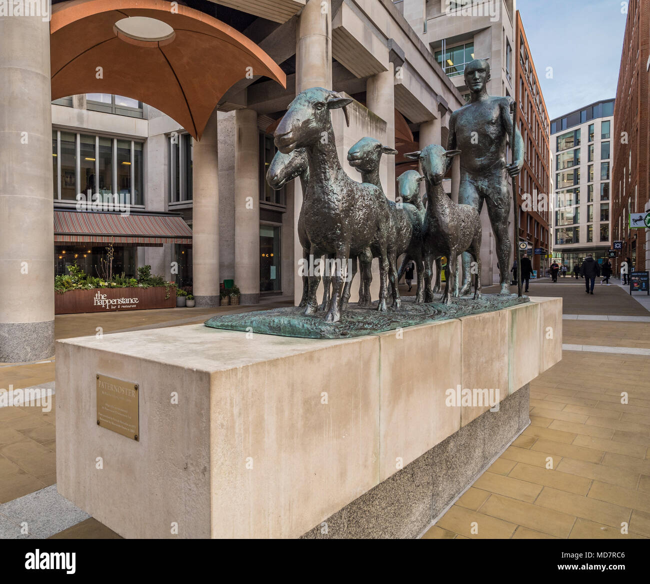 Paternoster (noto anche come il pastore e le pecore o il pastore con il suo gregge) outdoor 1975 scultura in bronzo di Elisabeth Frink, Paternoster Square, Londra Foto Stock